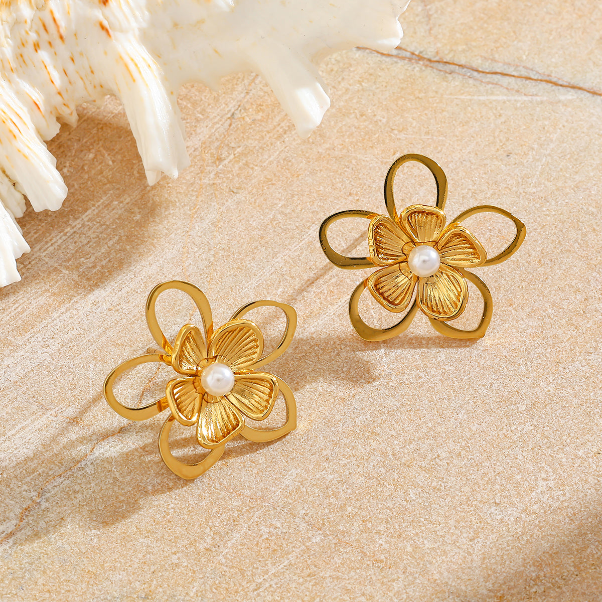 Pendientes Flor con Perla | Acero Inoxidable Chapado en Oro 18K