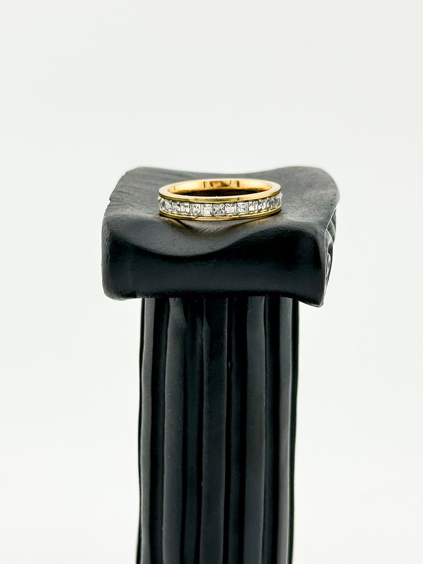 Anillo con Zirconias – Unisex | Acero Inoxidable | Chapado Oro 18K