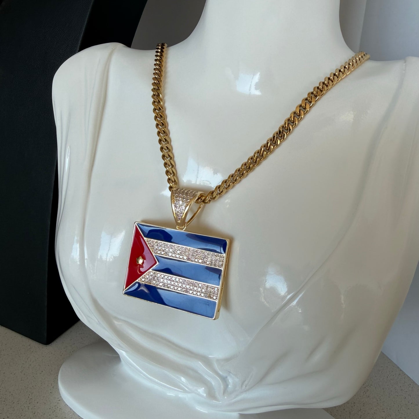 Cadena Con Dije Bandera Cuba Con Zirconias – Chapado Oro 14K