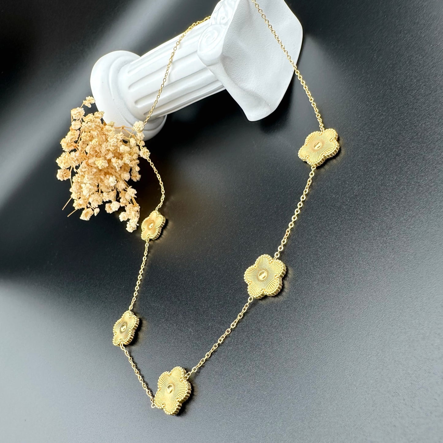 Collar Con 5 Dijes De Flores Doradas Para Mujer | Acero Inoxidable Chapado Oro 18K Ajustable