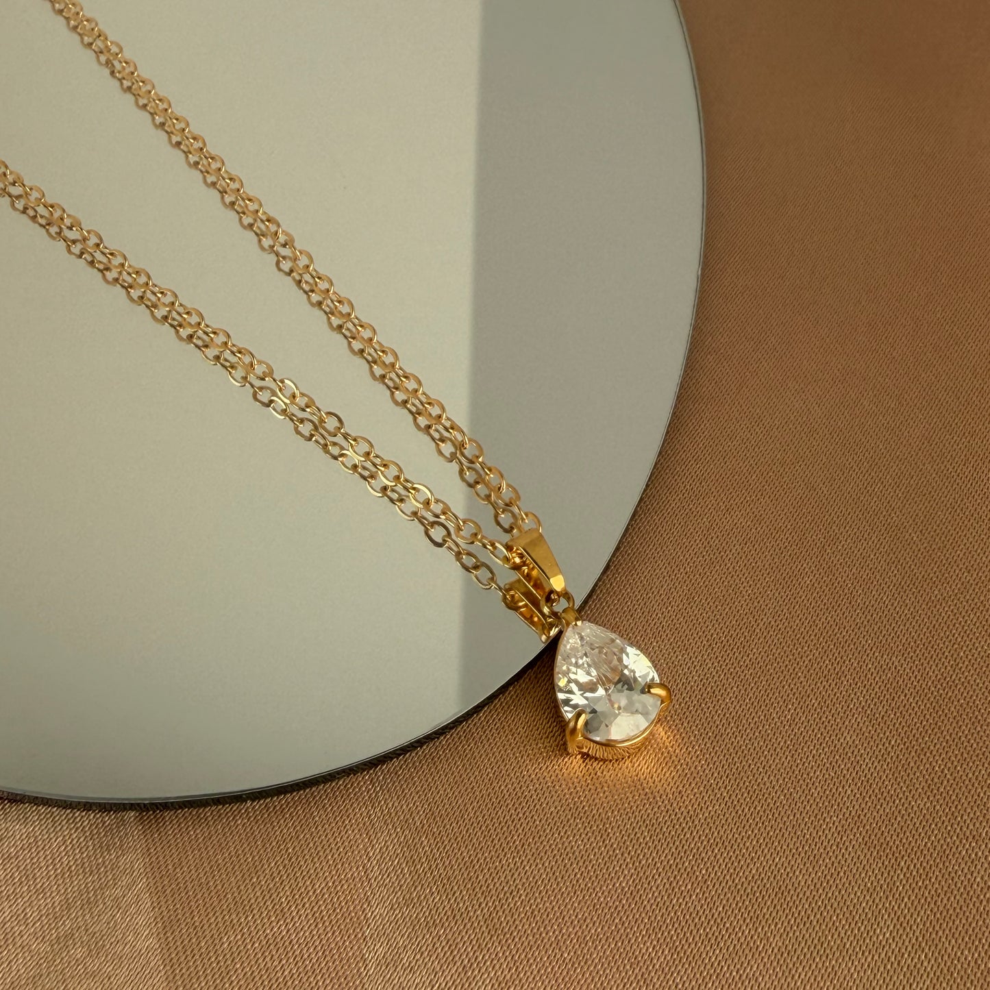 Collar Aura Gota con Zirconias | Acero Inoxidable Chapado PVD Oro 18K | Ajustable