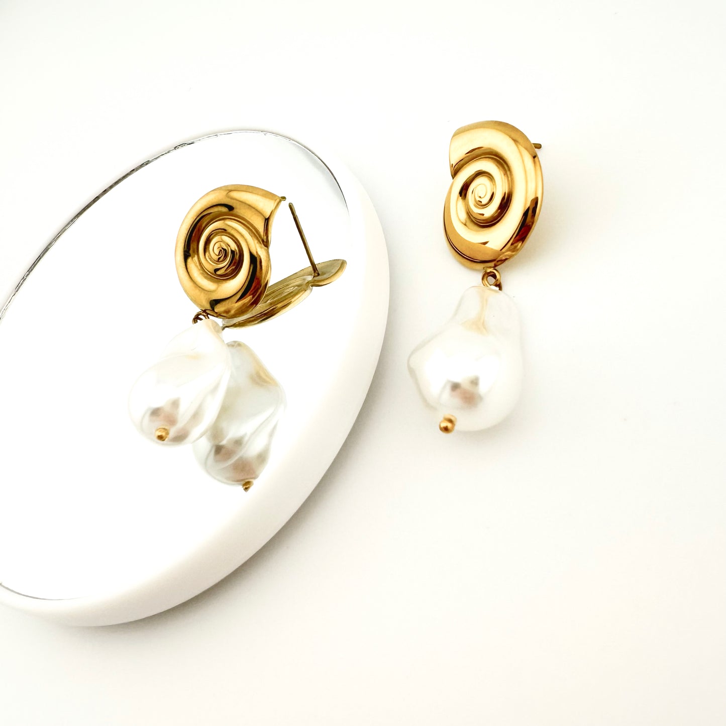 Pendientes Concha y Perla Barroca – Mujer | Acero Inoxidable | Chapado Oro 18K