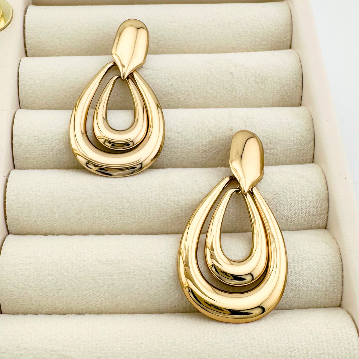 Pendientes Doble Gota Dorada – Mujer | Acero Inoxidable | Chapado Oro 18K