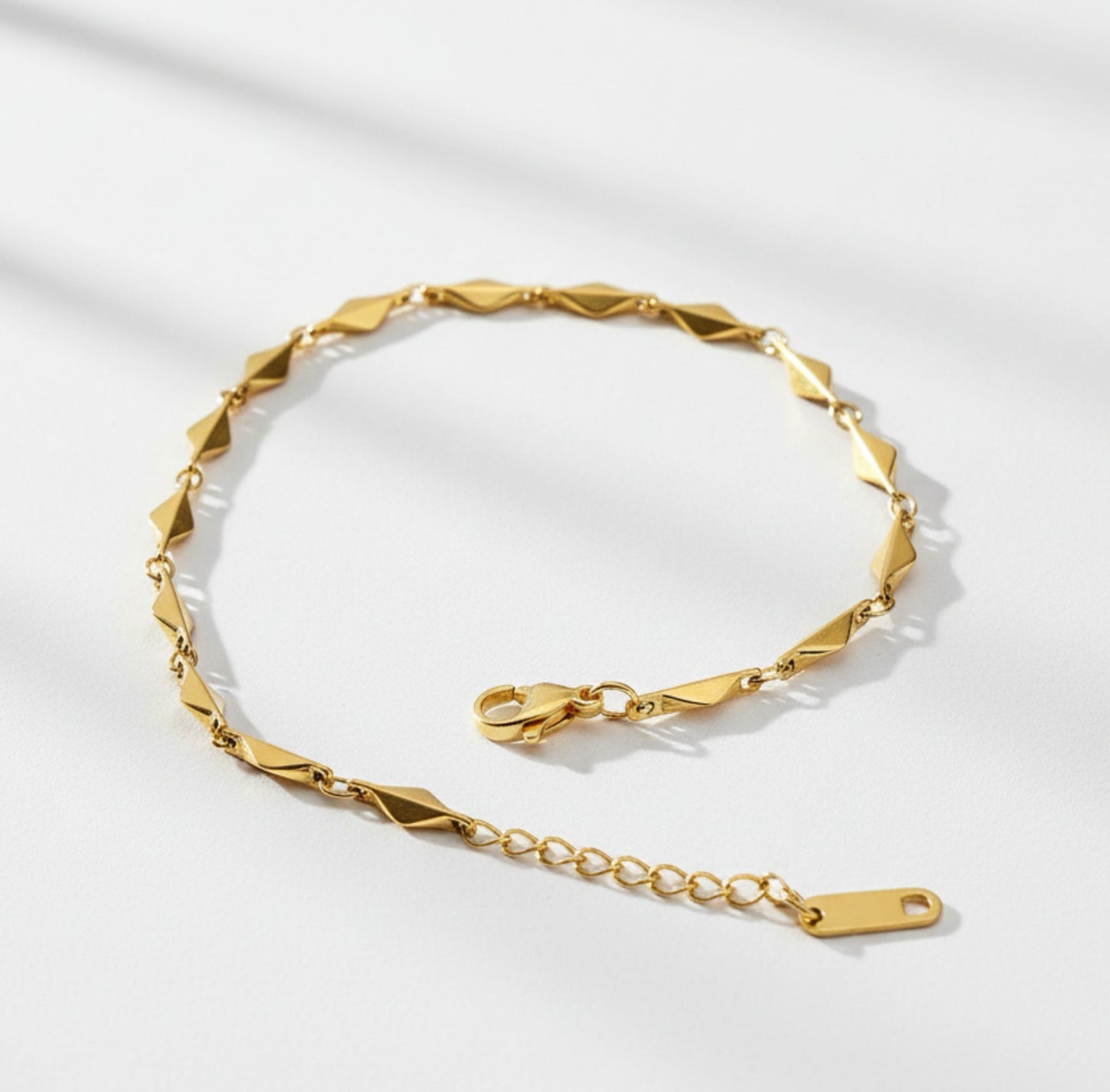 Brazalete Eslabón Rombo – Unisex | Acero Inoxidable | Chapado Oro 18K | Ajustable