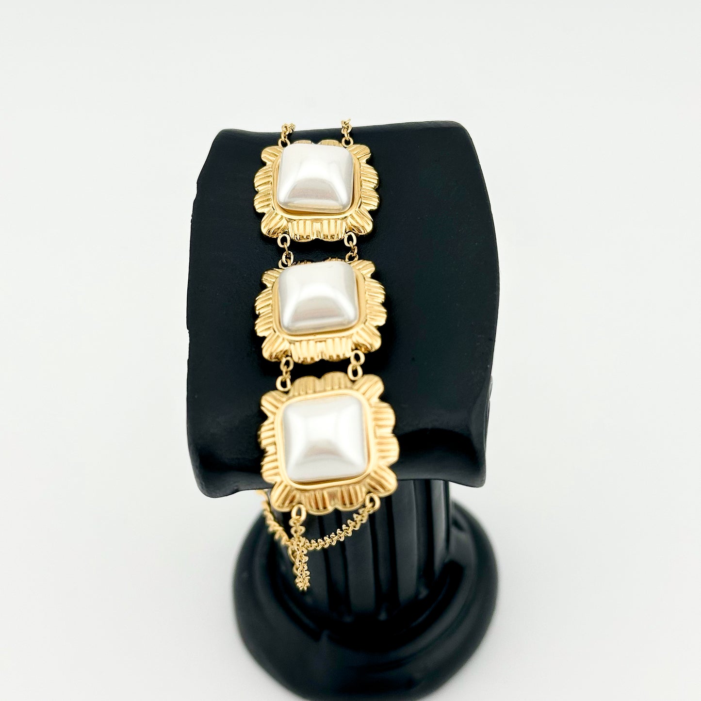 Brazalete con Perlas Cuadradas – Mujer | Acero Inoxidable | Chapado Oro 14K | Ajustable