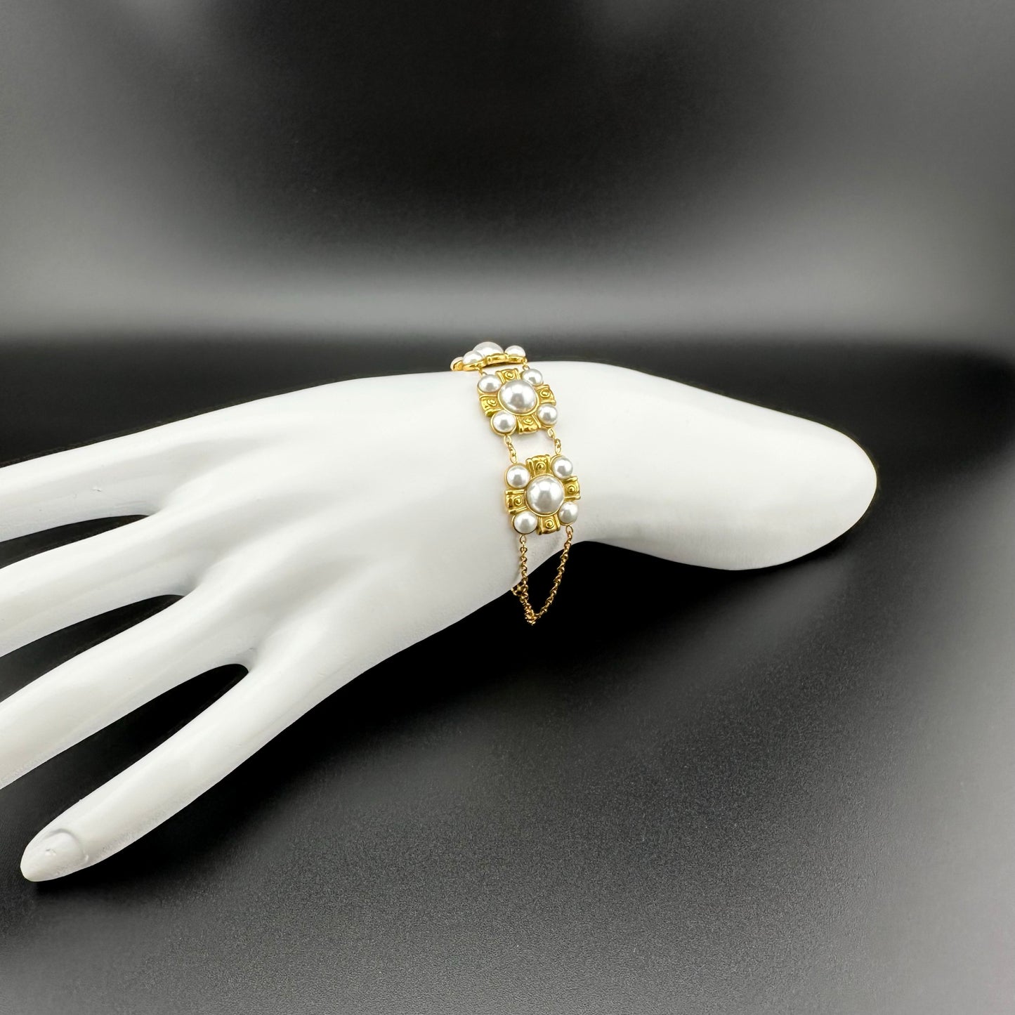 Brazalete con Perlas Blancas – Mujer | Acero Inoxidable | Chapado Oro 14K | Ajustable