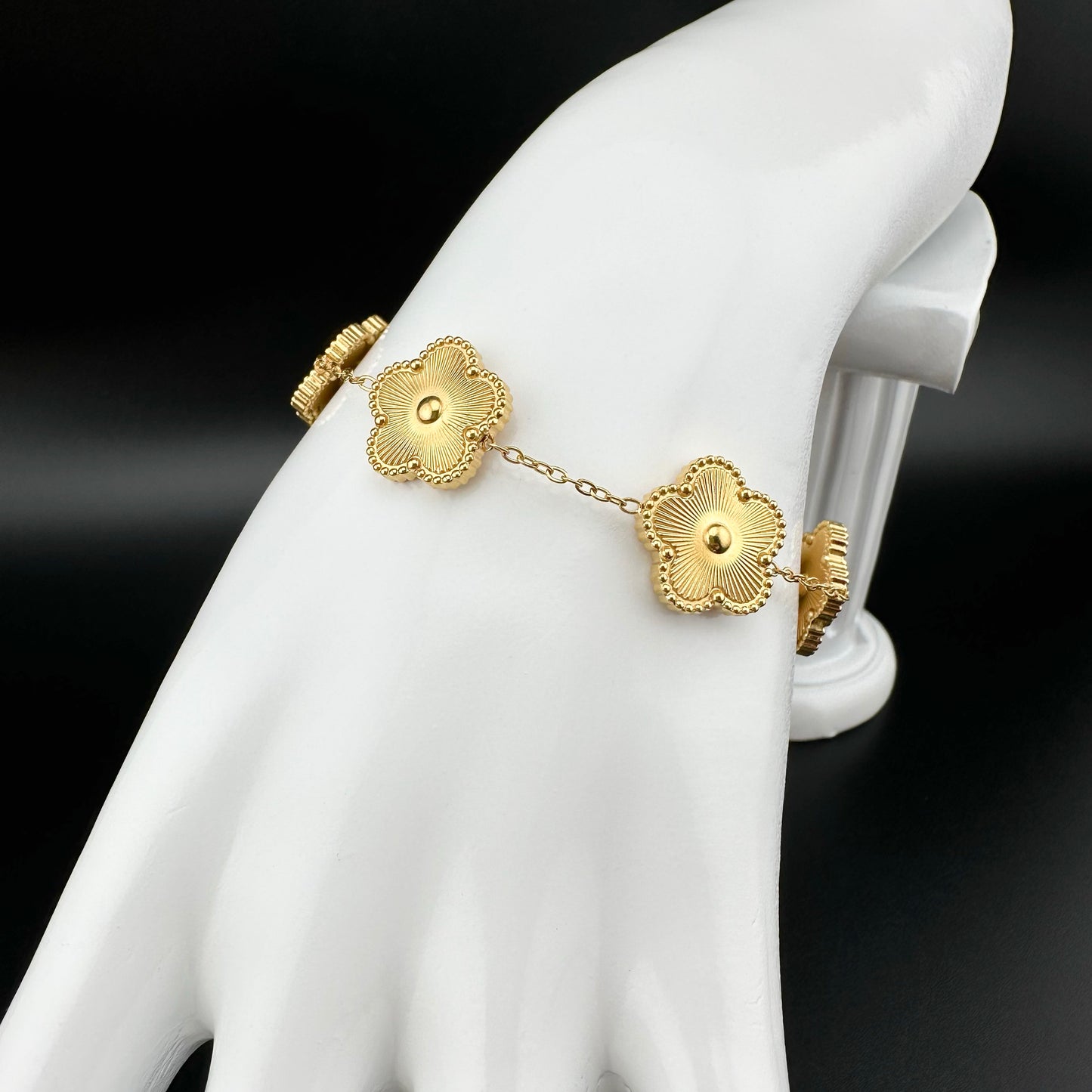 Pulsera Con 5 Dijes De Flores Doradas – Mujer | Acero Inoxidable Chapado En Oro 18K | Ajustable