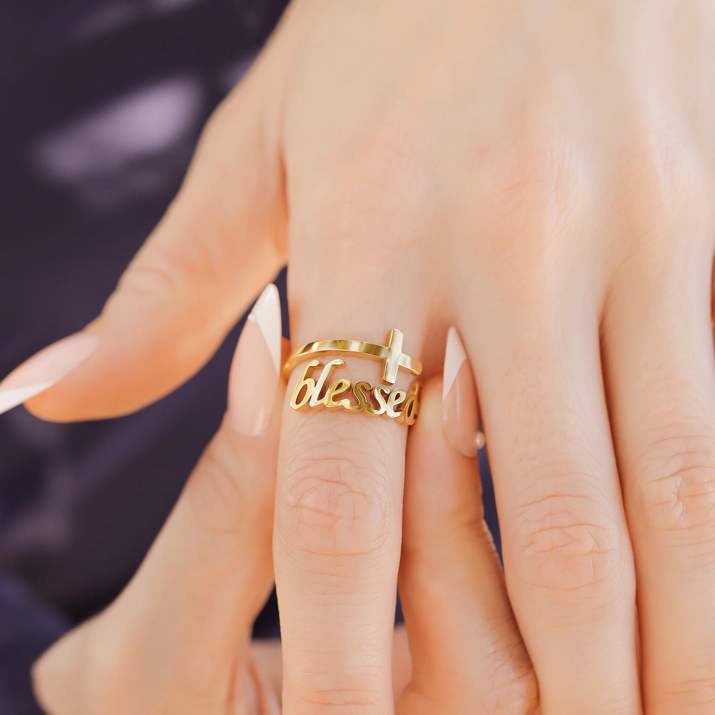 Anillo “Blessed” con Grabado – Unisex | Acero Inoxidable | Chapado Oro 18K | Ajustable