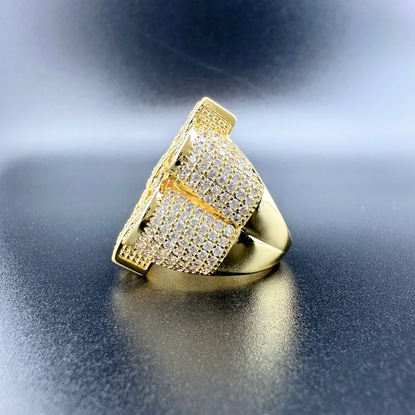 Anillo Hip Hop Símbolo de Dinero con Zirconias – Hombre | Chapado en Oro 18K