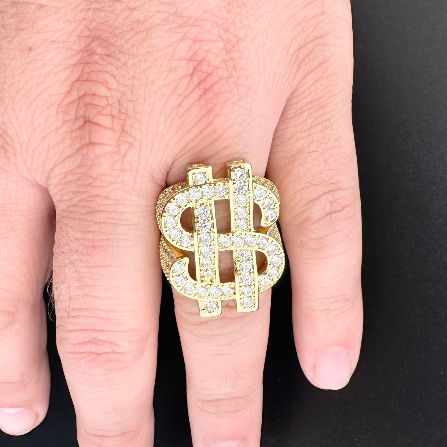 Anillo Hip Hop Símbolo de Dinero con Zirconias – Hombre | Chapado en Oro 18K