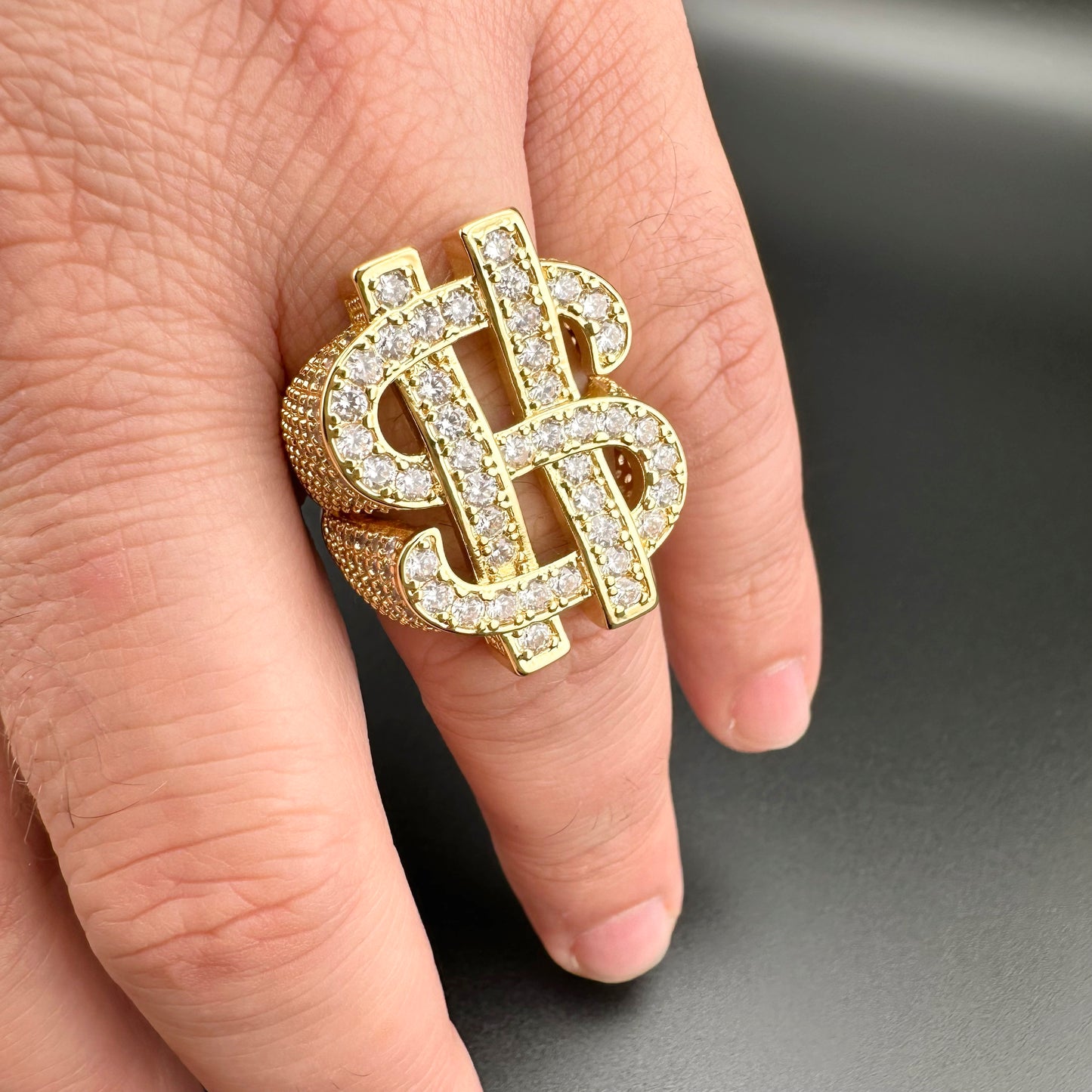 Anillo Hip Hop Símbolo de Dinero con Zirconias – Hombre | Chapado en Oro 18K