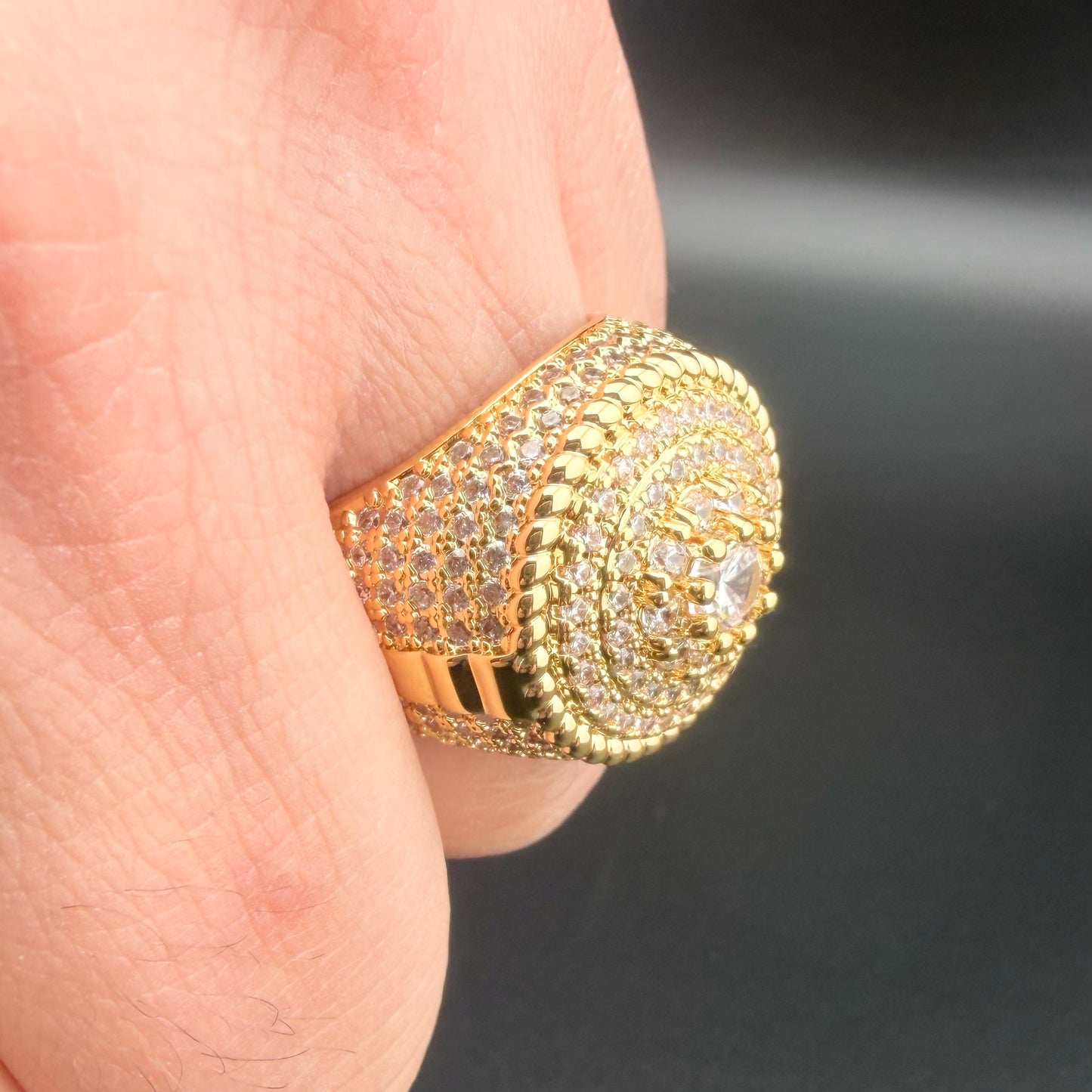 Anillo Hip Hop Redondo Chapado En Oro 14K Con Zirconias – Hombre