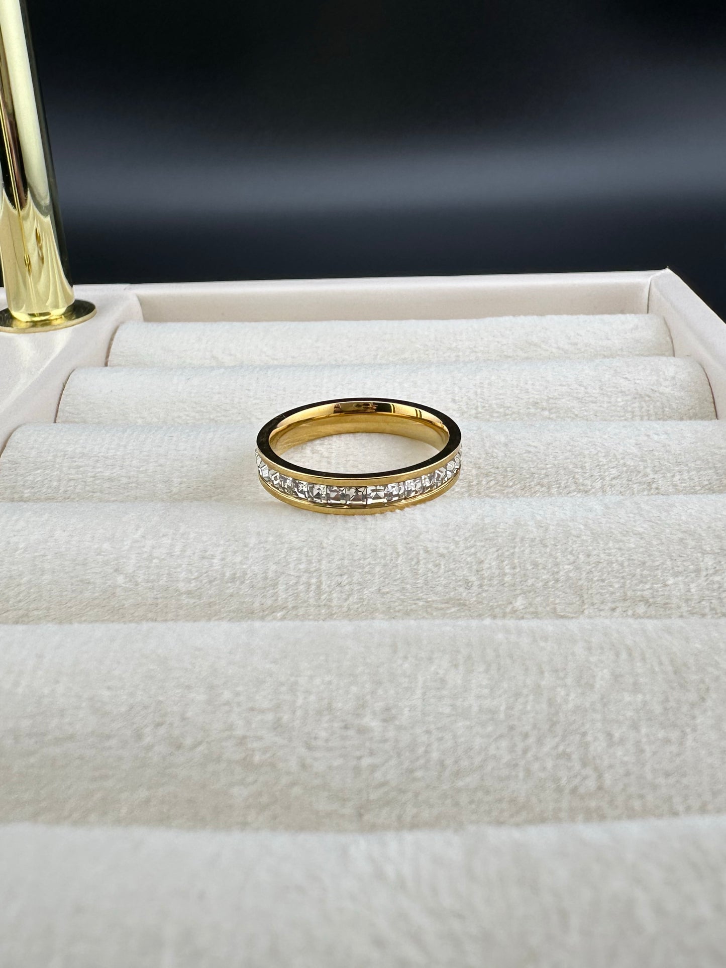 Anillo con Zirconias – Unisex | Acero Inoxidable | Chapado Oro 18K