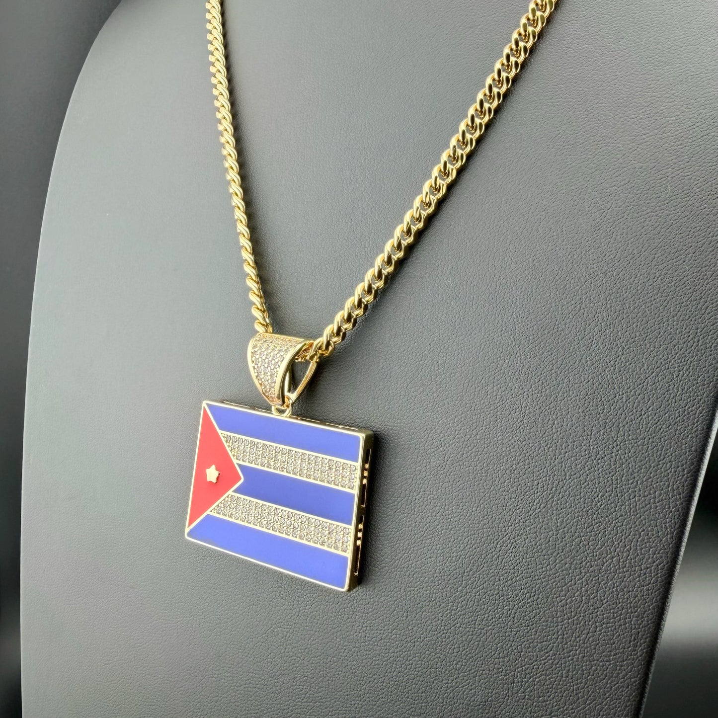 Cadena Con Dije Bandera Cuba Con Zirconias – Chapado Oro 14K