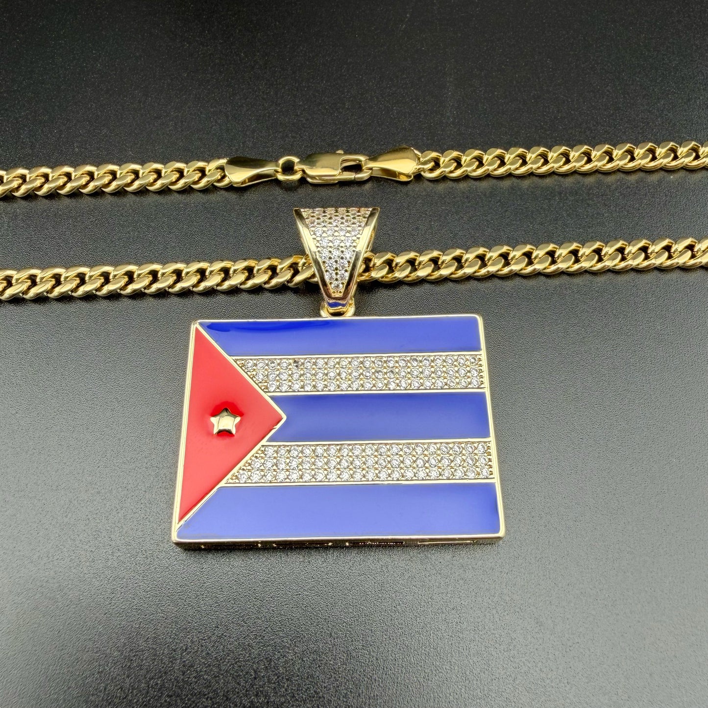 Cadena Con Dije Bandera Cuba Con Zirconias – Chapado Oro 14K