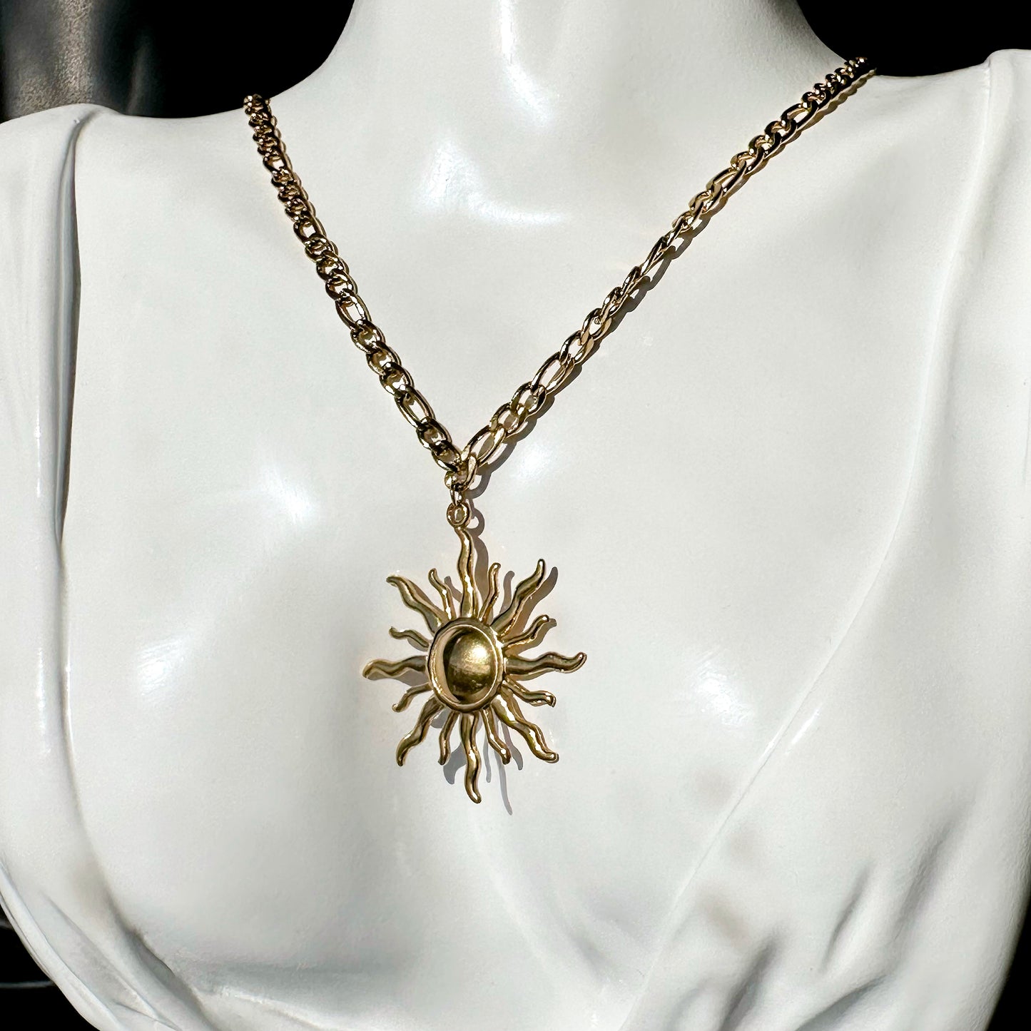 Collar Sol con Cadena Fígaro – Unisex | Acero Inoxidable | Chapado Oro 18K | Ajustable