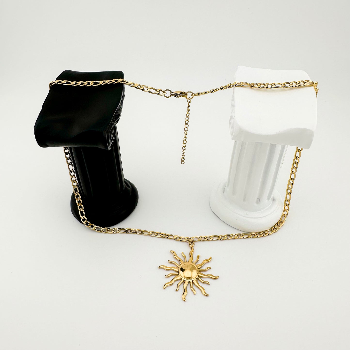 Collar Sol con Cadena Fígaro – Unisex | Acero Inoxidable | Chapado Oro 18K | Ajustable