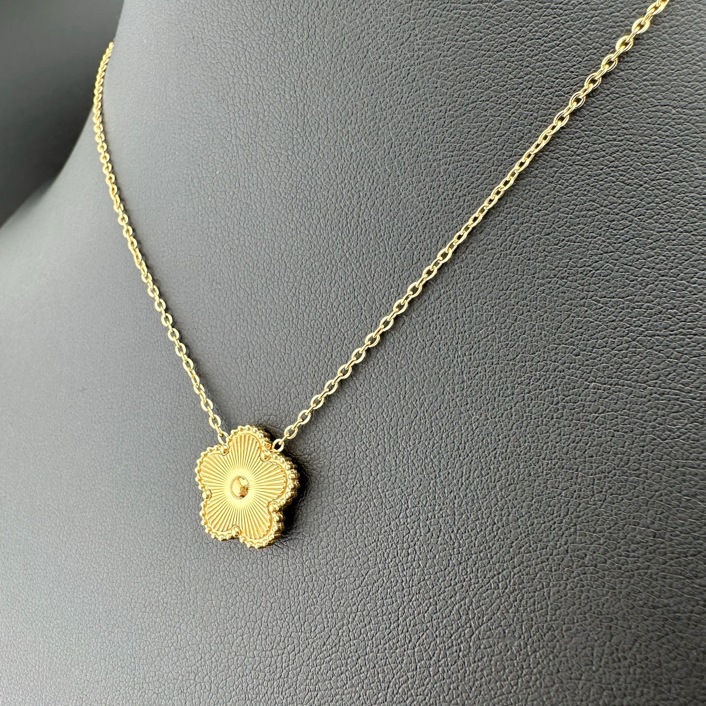 Collar de Flor Dorada Para Mujer | Acero Inoxidable Chapado Oro 18K | Ajustable
