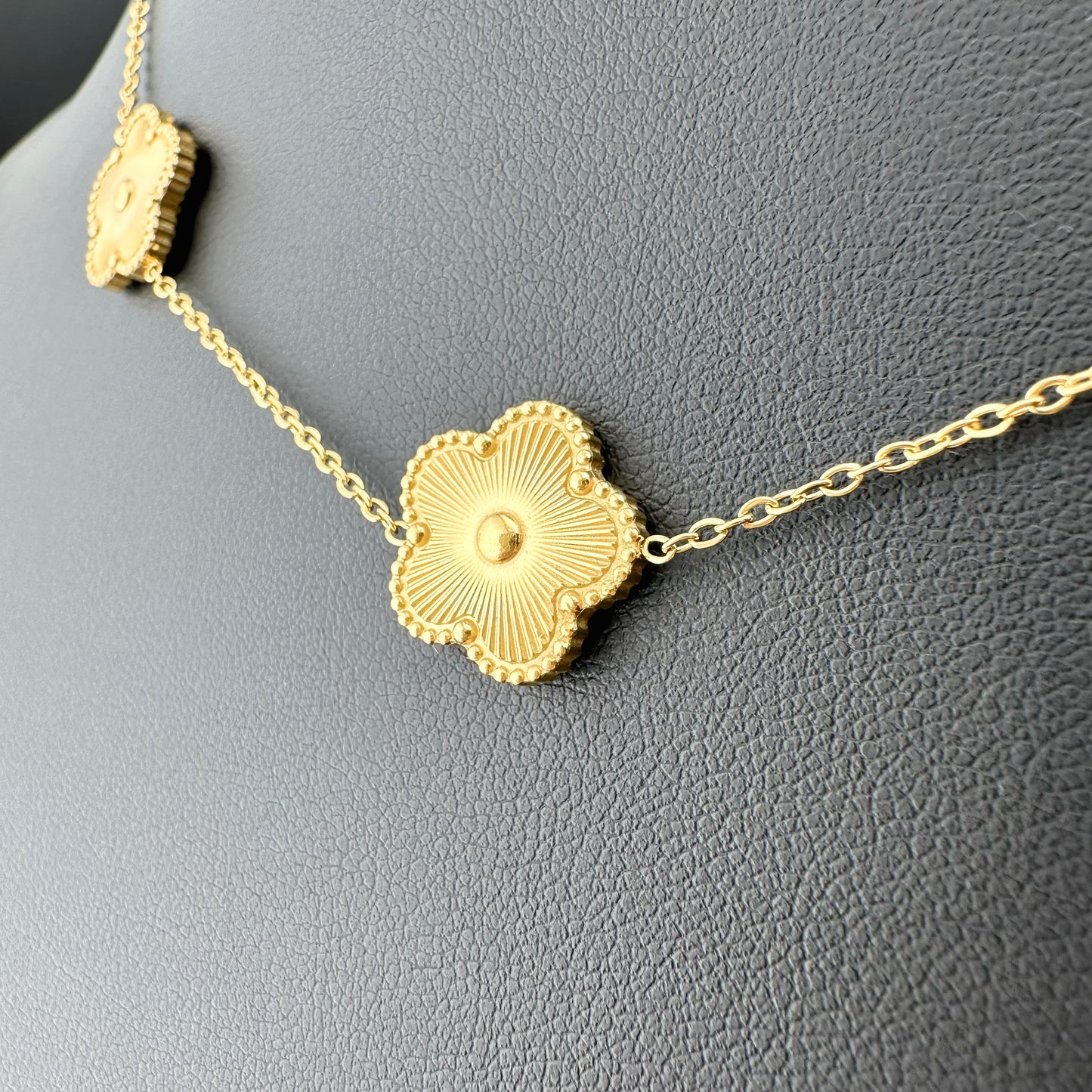 Collar Con 5 Dijes De Flores Doradas Para Mujer | Acero Inoxidable Chapado Oro 18K Ajustable