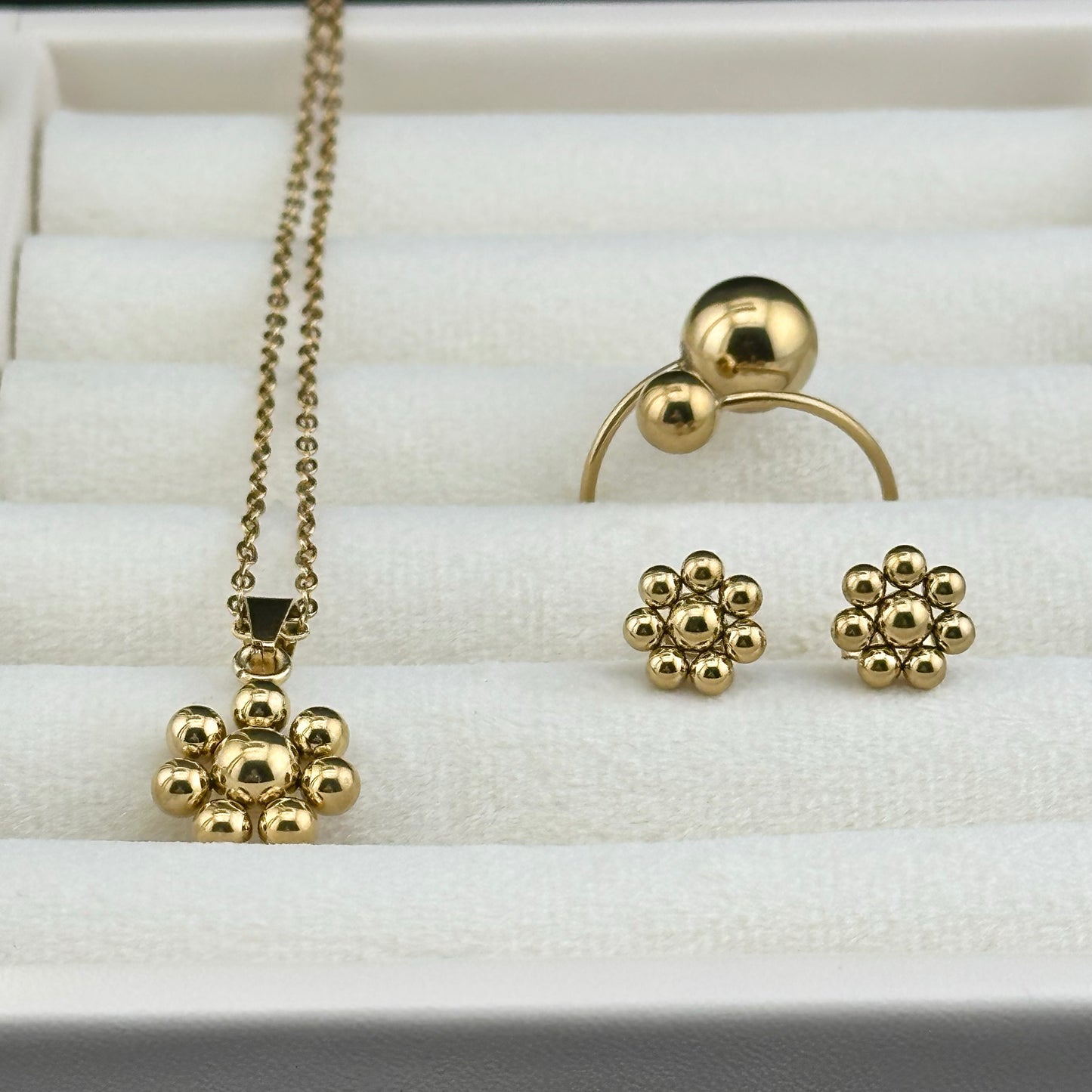 Conjunto Flor Dorada – Collar, Pendientes y Anillo | Mujer | Acero Inoxidable | Chapado Oro 18K | Ajustable