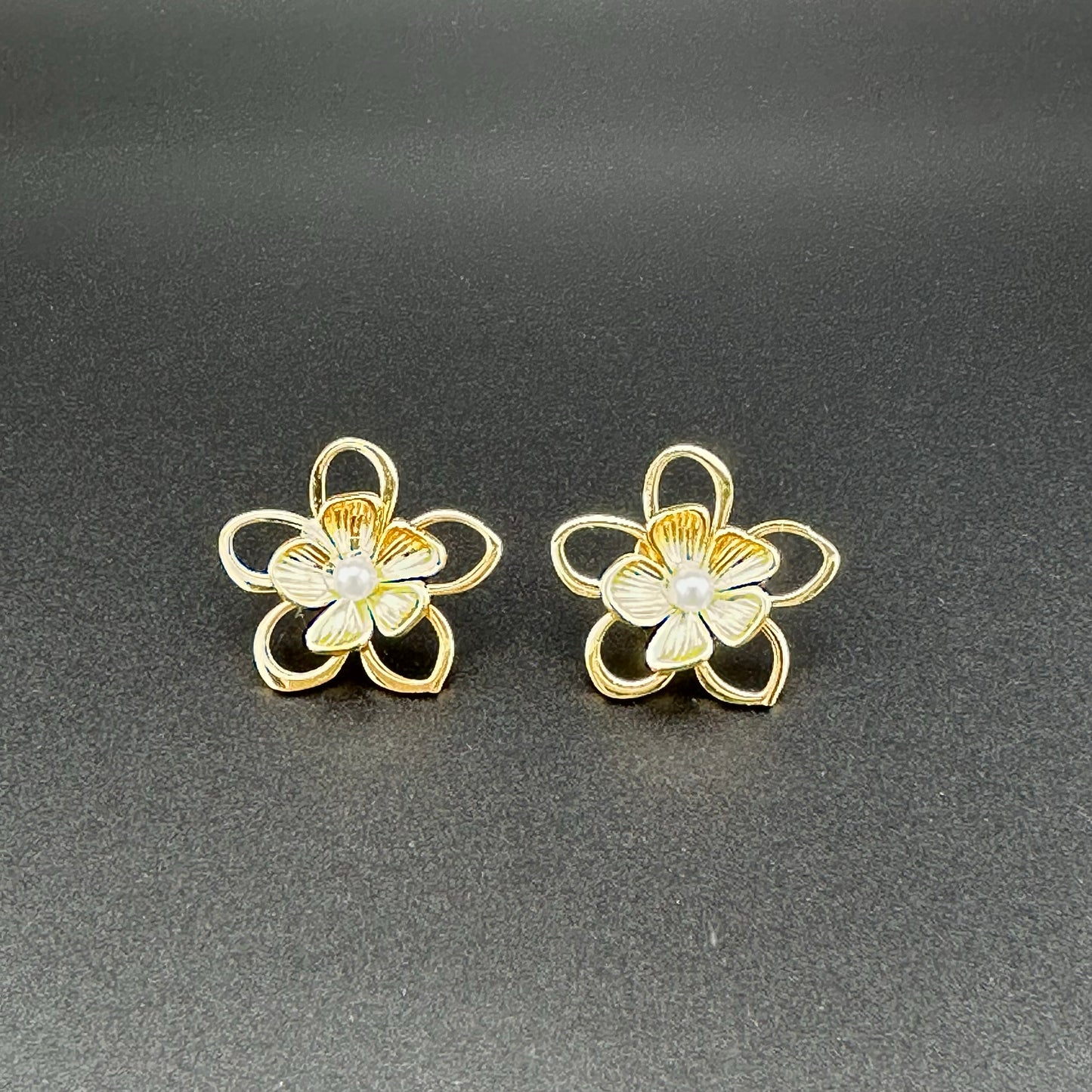 Pendientes de Flor con Perla – Mujer | Acero Inoxidable | Chapado Oro 18K