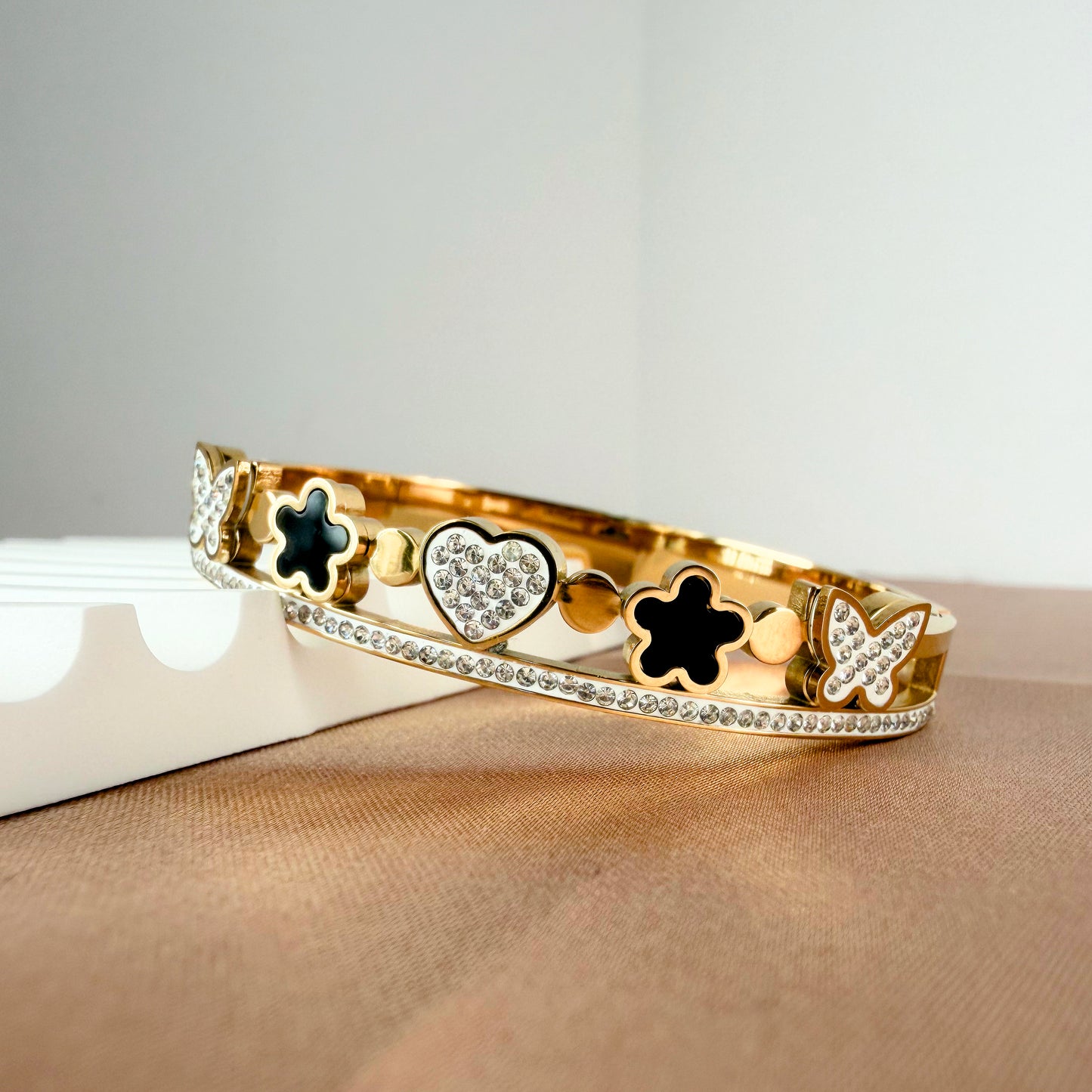 Brazalete Diseño Corazones y Flores con Zirconias | Acero Inoxidable Chapado PVD en Oro 18K