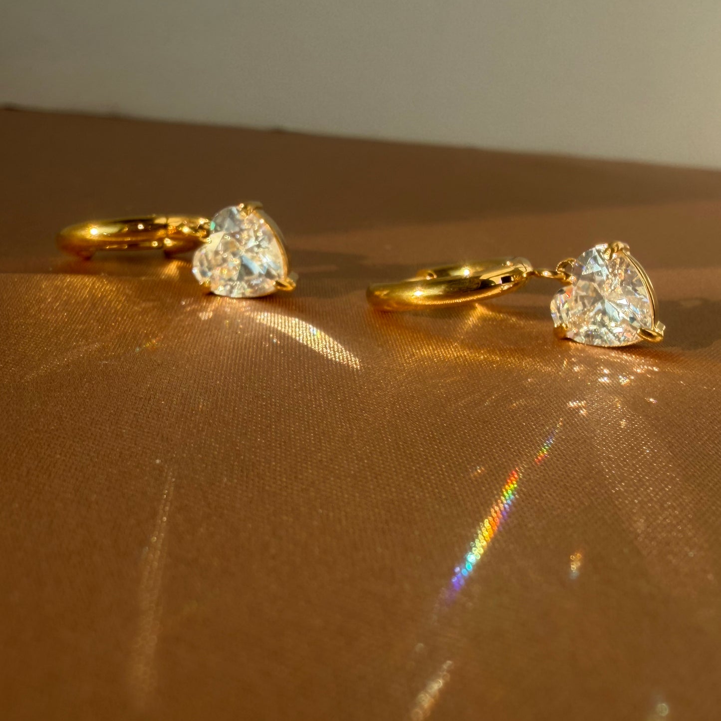 Pendientes Aura Corazón con Zirconias | Acero Inoxidable Chapado PVD Oro 18K | Colgantes