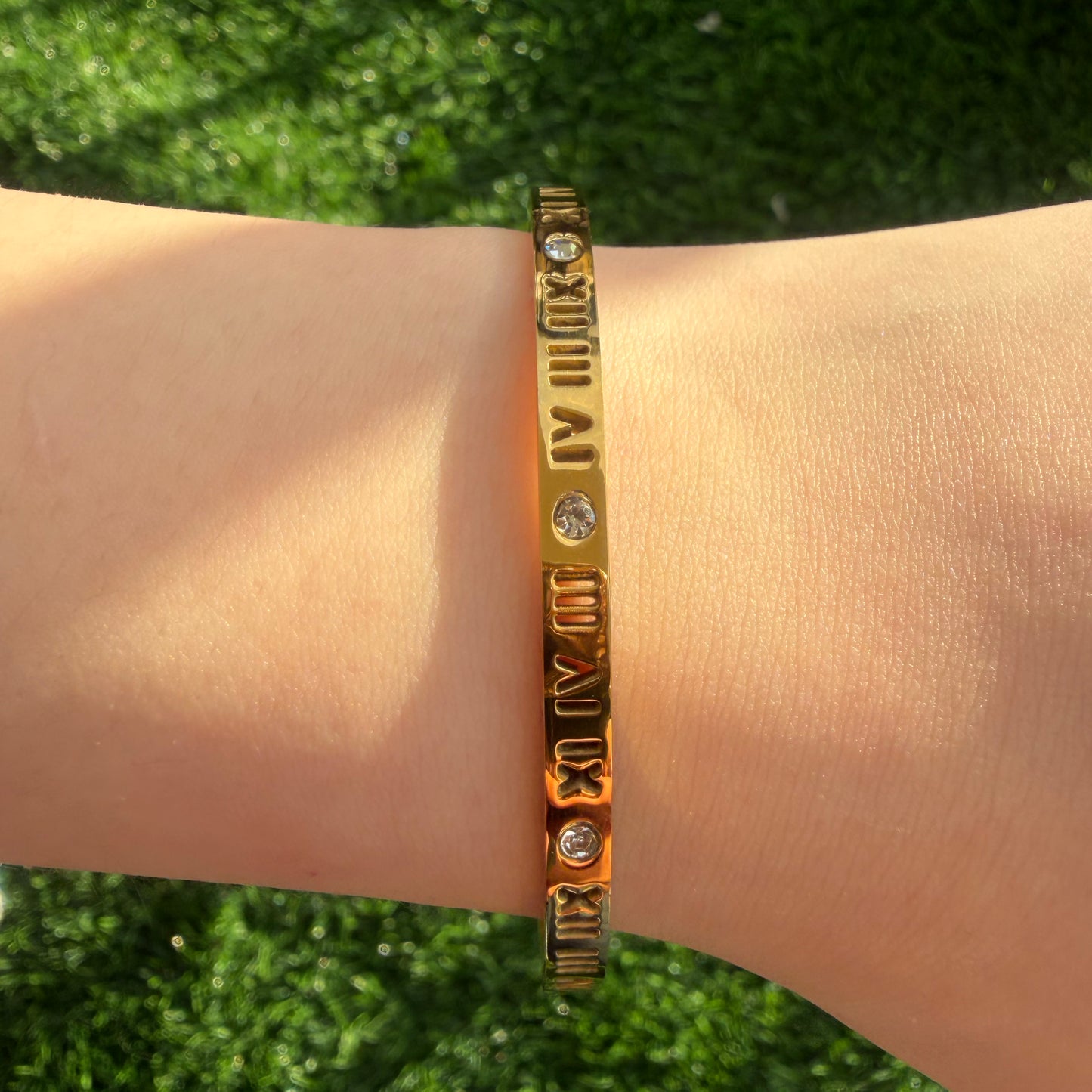 Brazalete con Números Romanos y Zirconias | Acero Inoxidable Chapado PVD en Oro 18K