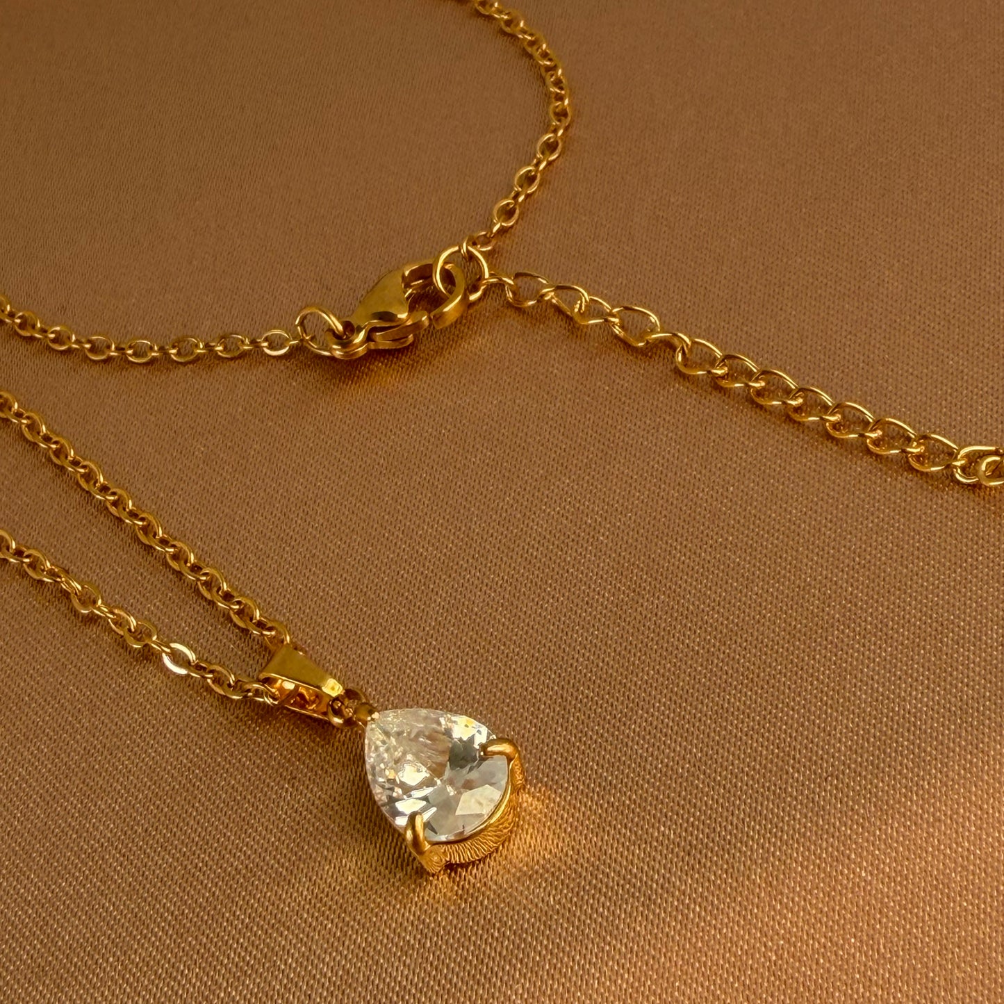 Collar Aura Gota con Zirconias | Acero Inoxidable Chapado PVD Oro 18K | Ajustable