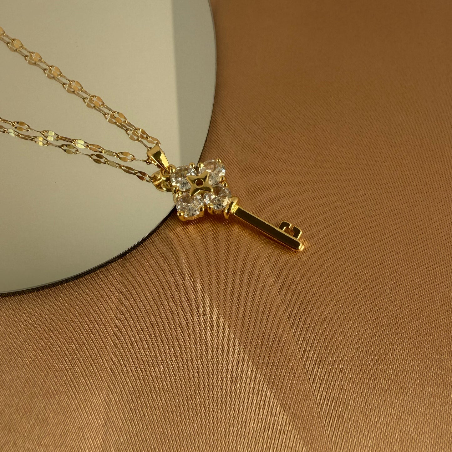 Collar Key of Light con Zirconias | Acero Inoxidable Chapado PVD Oro 18K | Ajustables