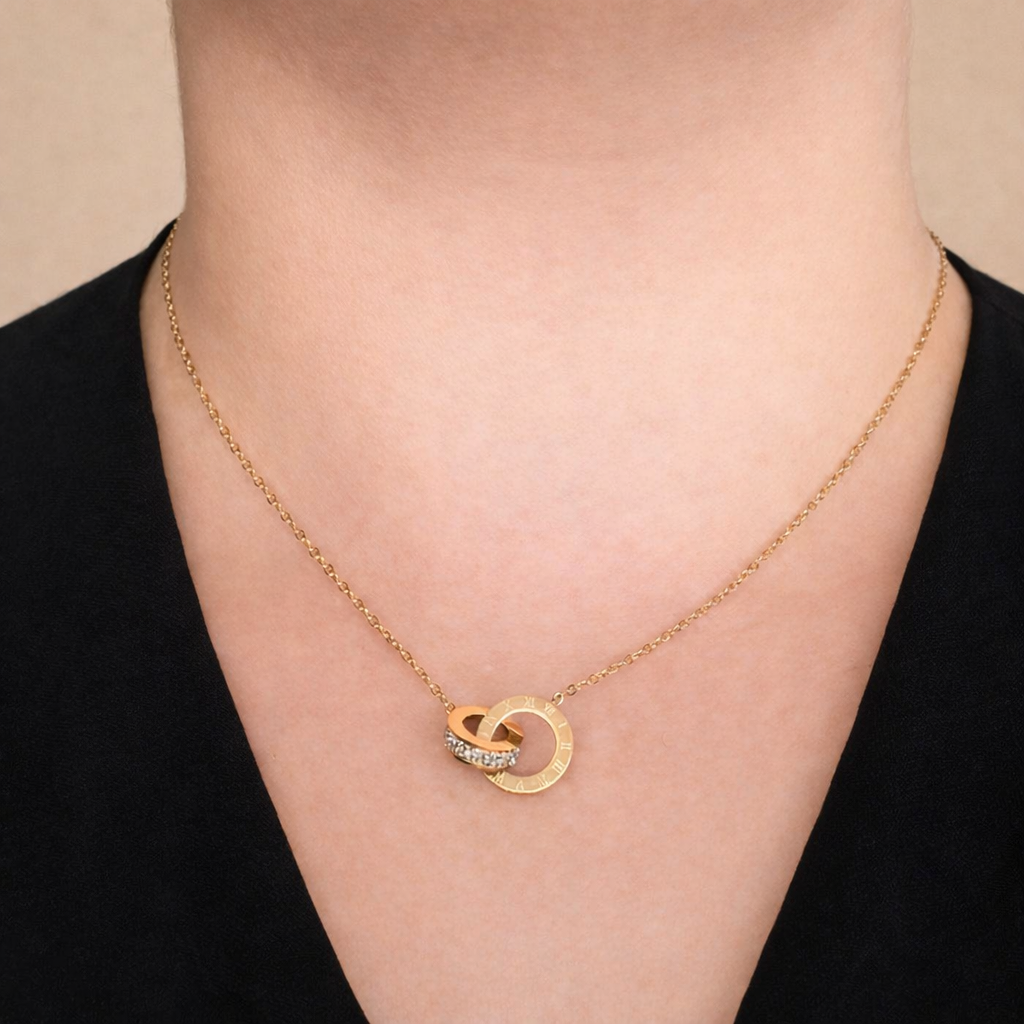 Collar con Dije de Aros con Números Romanos y Zirconias | Acero Inoxidable Chapado PVD en Oro 18K | Ajustable