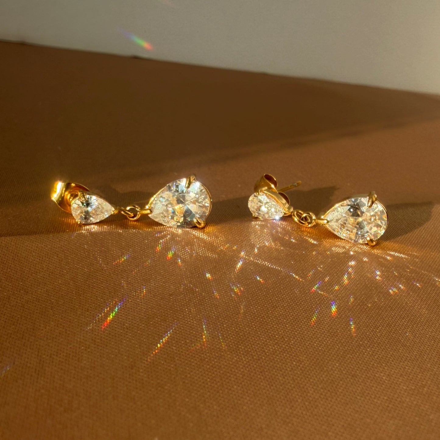 Pendientes Aura Gota con Zirconias | Acero Inoxidable Chapado PVD Oro 18K