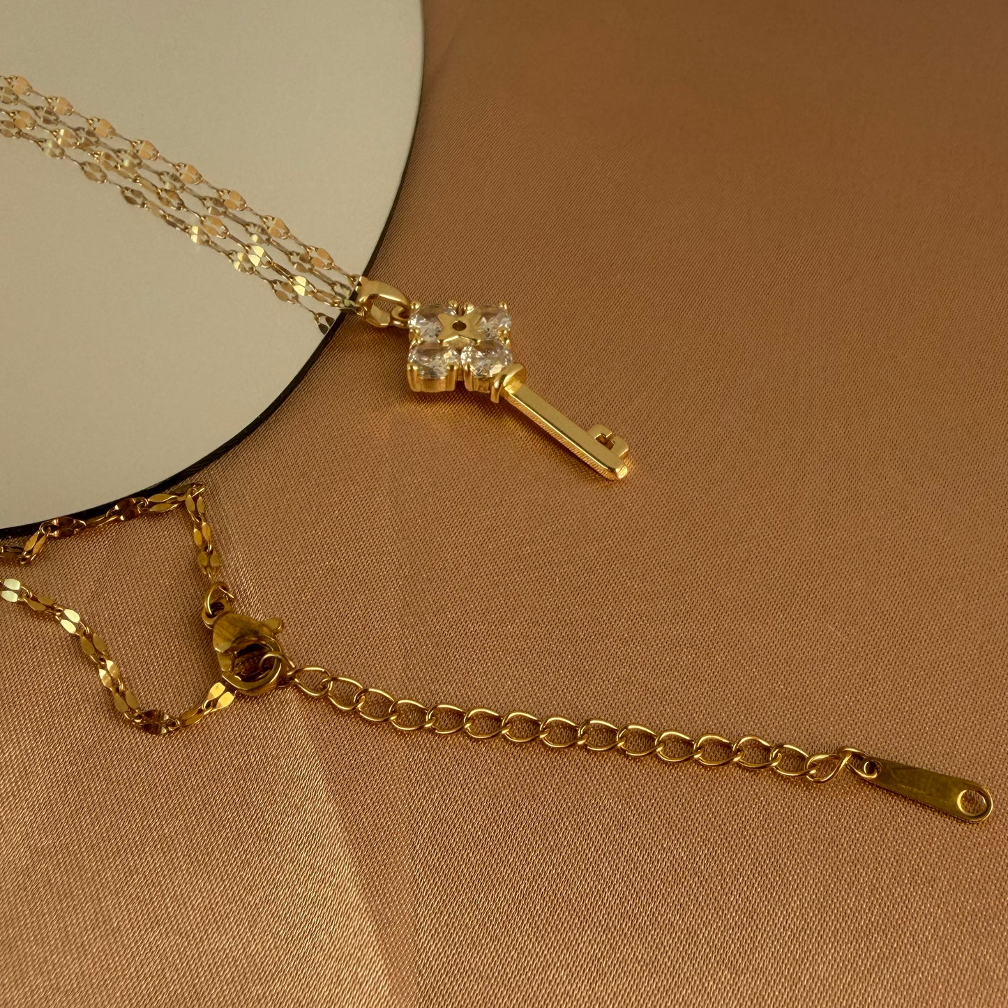 Collar Key of Light con Zirconias | Acero Inoxidable Chapado PVD Oro 18K | Ajustables