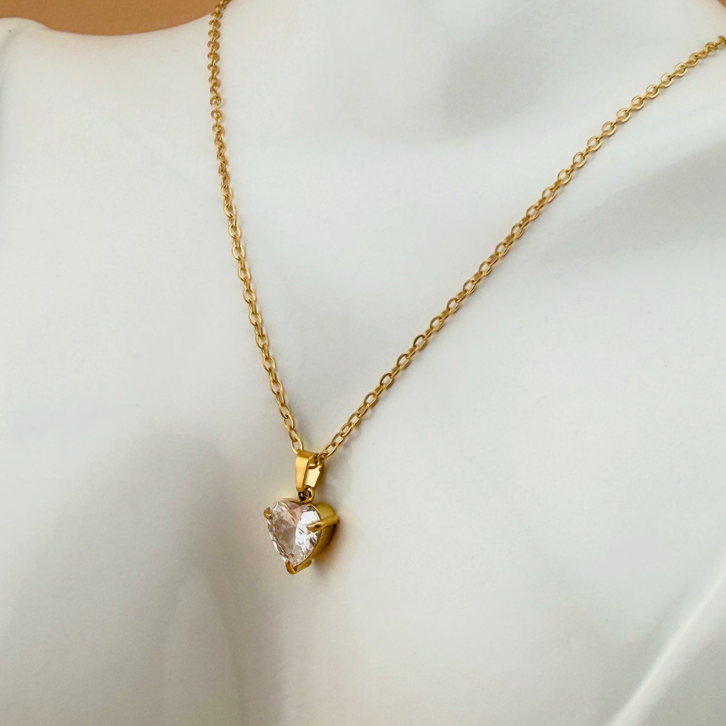 Collar Aura Corazón con Zirconias | Acero Inoxidable Chapado PVD Oro 18K | Ajustable