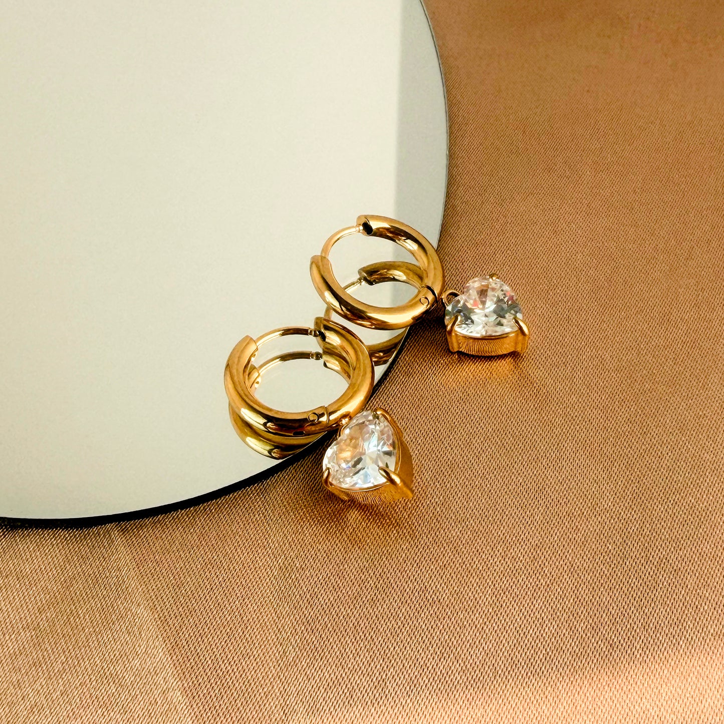 Pendientes Aura Corazón con Zirconias | Acero Inoxidable Chapado PVD Oro 18K | Colgantes