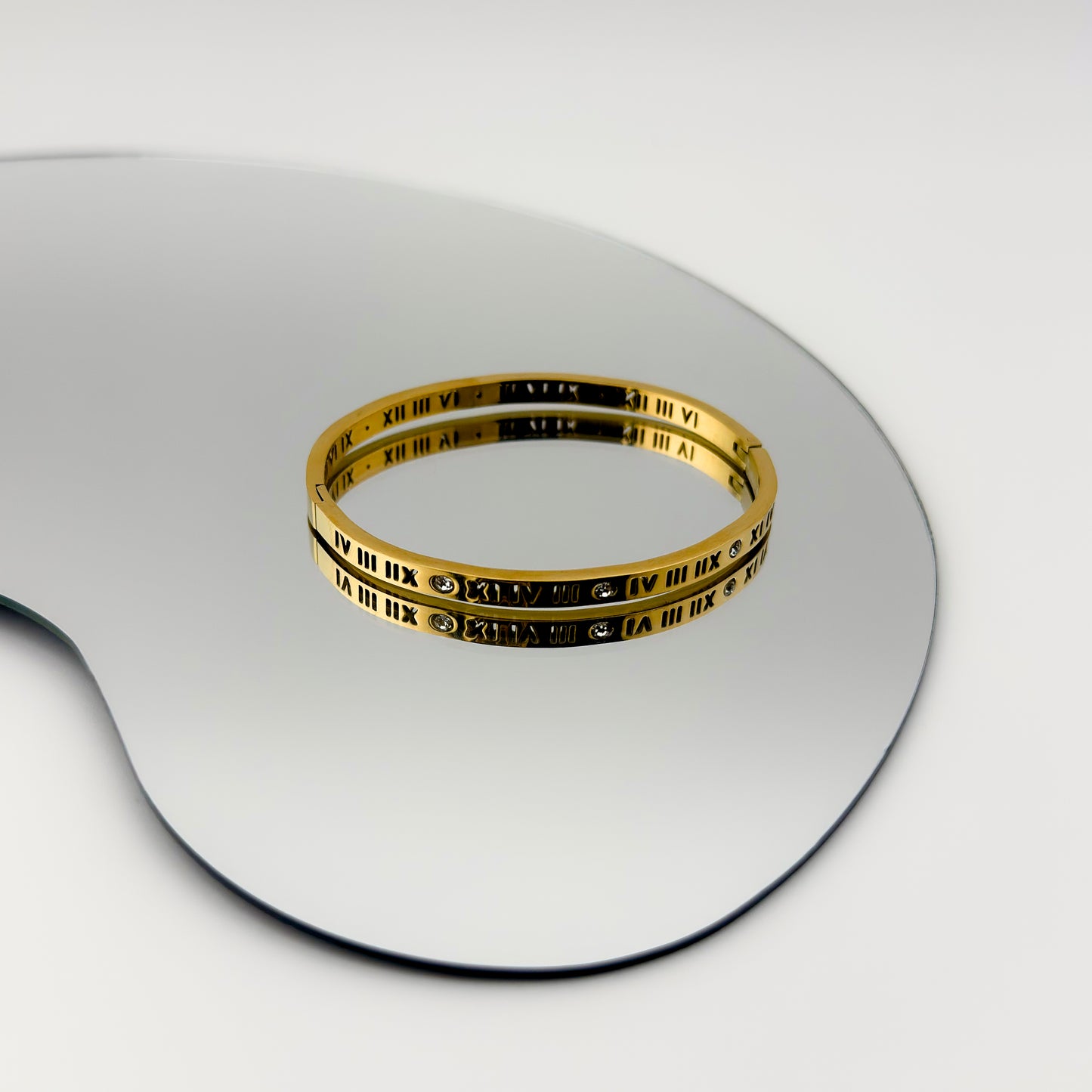 Brazalete con Números Romanos y Zirconias | Acero Inoxidable Chapado PVD en Oro 18K
