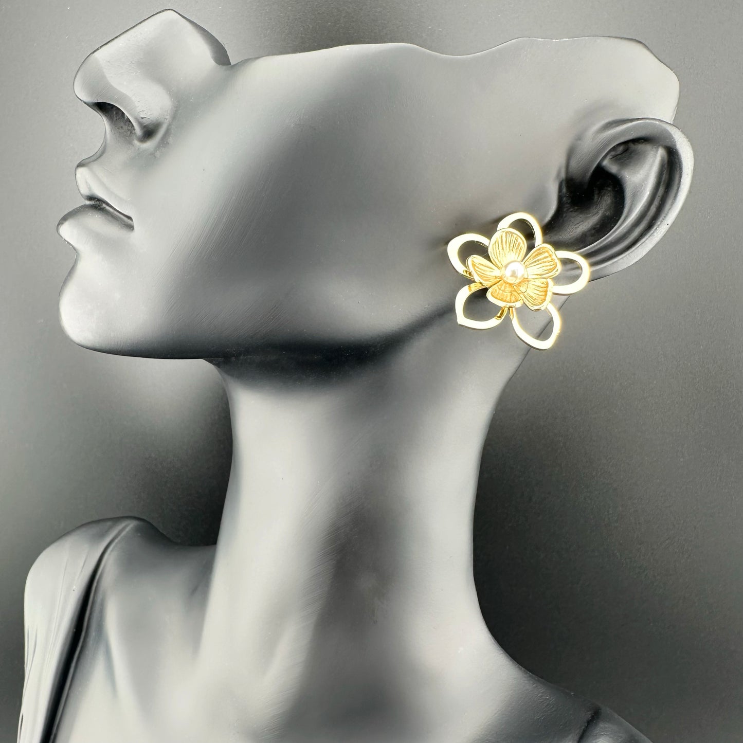Pendientes de Flor con Perla – Mujer | Acero Inoxidable | Chapado Oro 18K