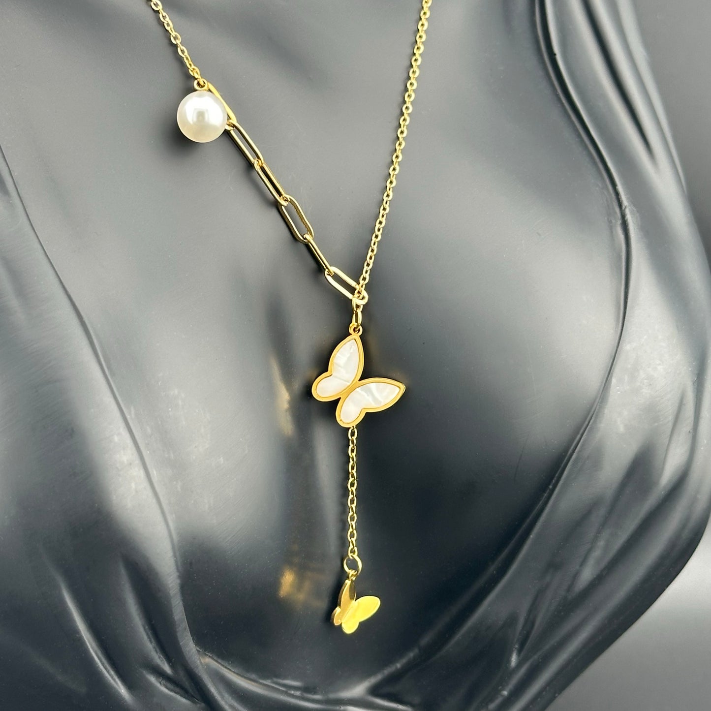 Collar de Mariposas con Perla – Mujer | Acero Inoxidable | Chapado Oro 18K | Ajustable