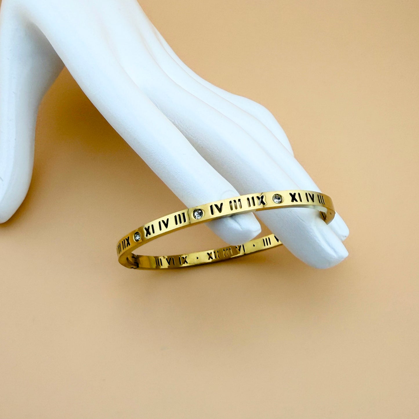 Brazalete con Números Romanos y Zirconias | Acero Inoxidable Chapado PVD en Oro 18K