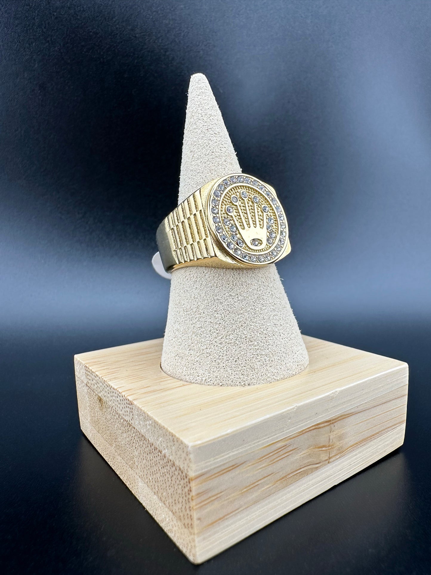 Anillo Hip Hop Corona Chapado Oro 18K con Zirconias – Hombre | Acero Inoxidable