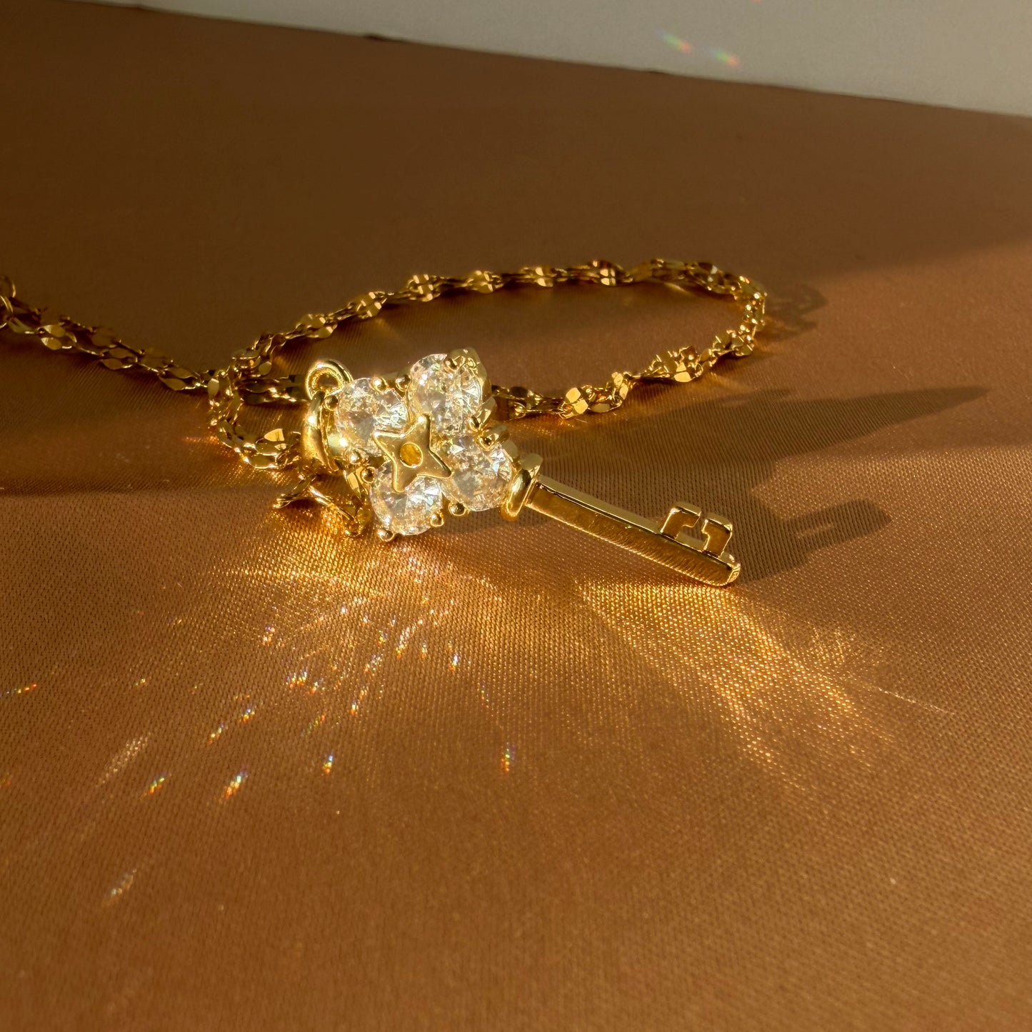 Collar Key of Light con Zirconias | Acero Inoxidable Chapado PVD Oro 18K | Ajustables