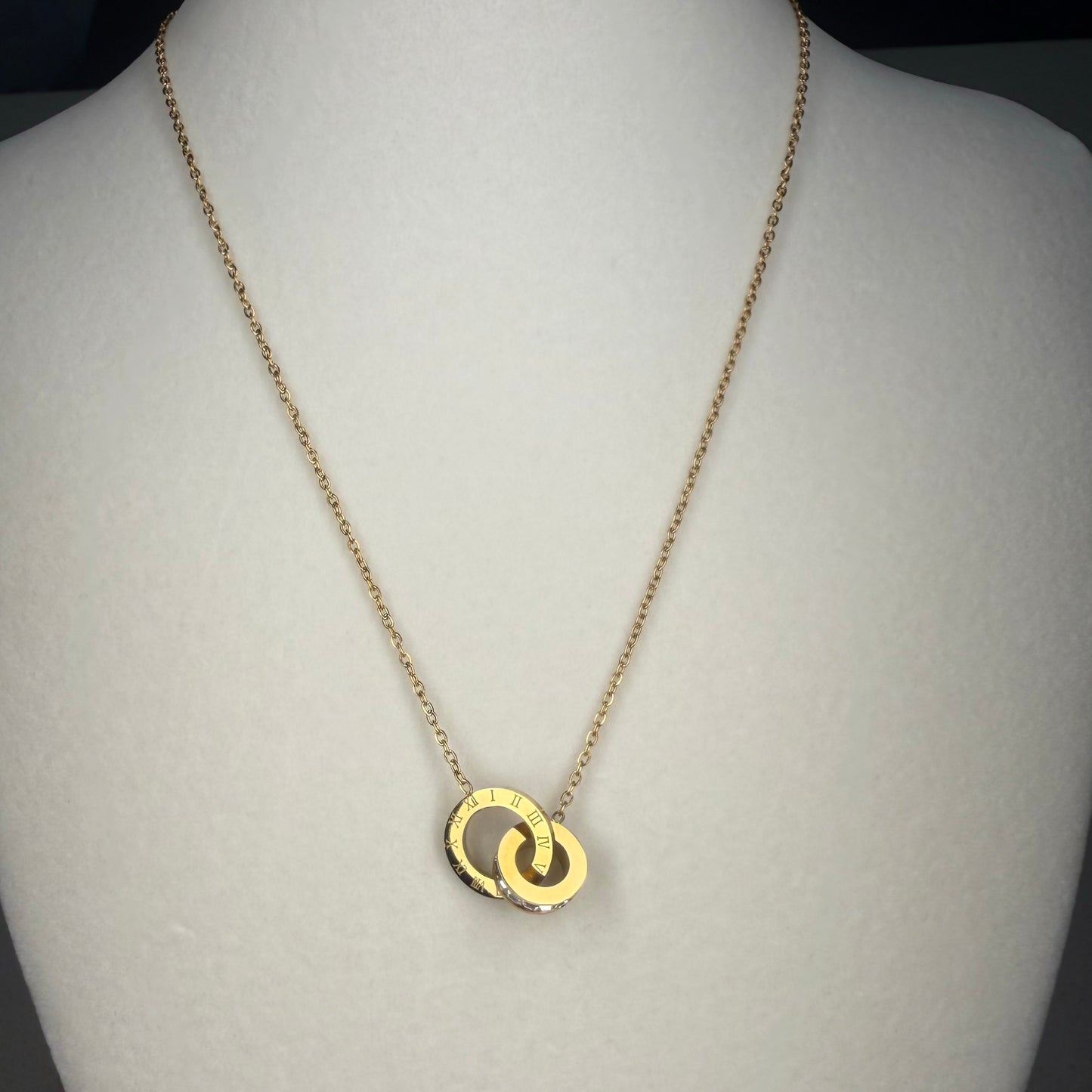 Collar con Dije de Aros con Números Romanos y Zirconias | Acero Inoxidable Chapado PVD en Oro 18K | Ajustable