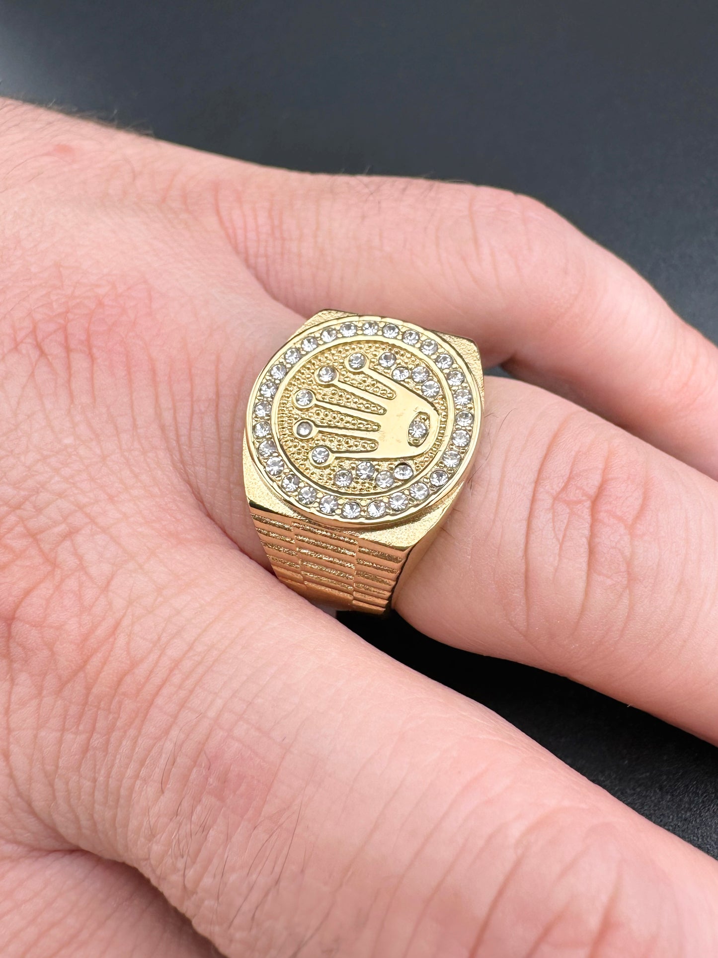 Anillo Hip Hop Corona Chapado Oro 18K con Zirconias – Hombre | Acero Inoxidable