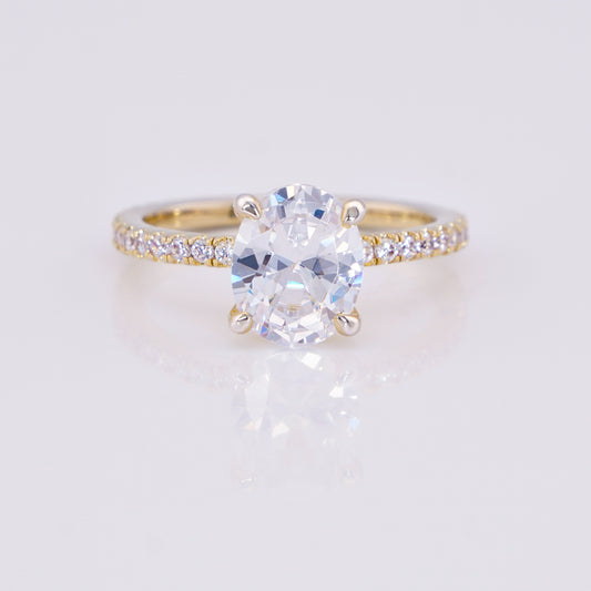 Anillo Solitario Ovalado con Pavé de Zirconias | Chapado en Oro 14K
