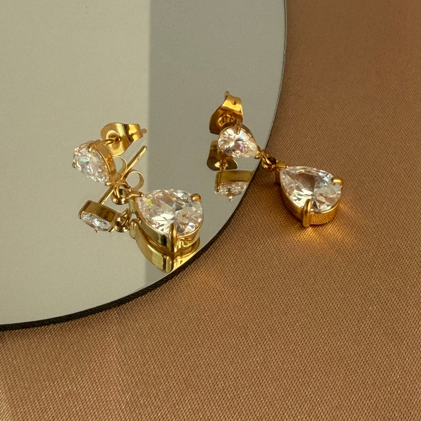 Pendientes Aura Gota con Zirconias | Acero Inoxidable Chapado PVD Oro 18K