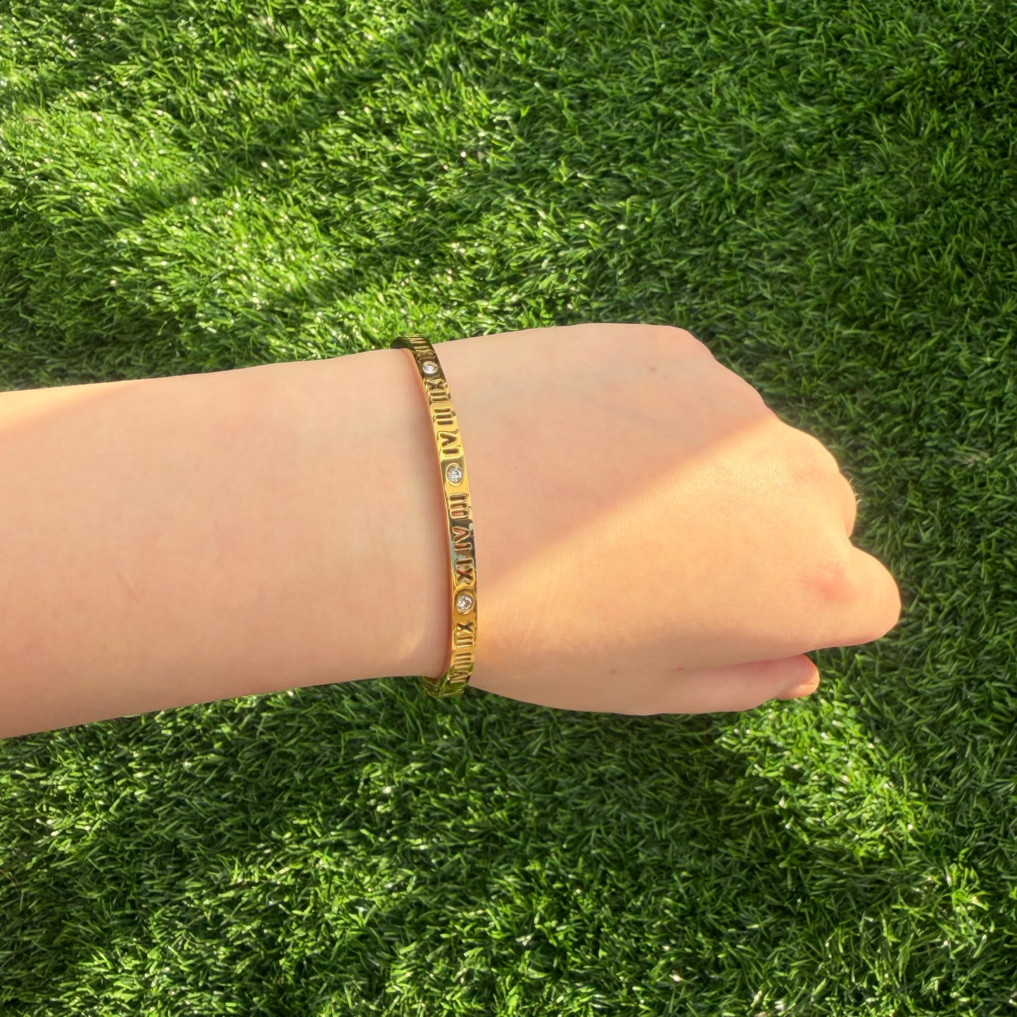 Brazalete con Números Romanos y Zirconias | Acero Inoxidable Chapado PVD en Oro 18K