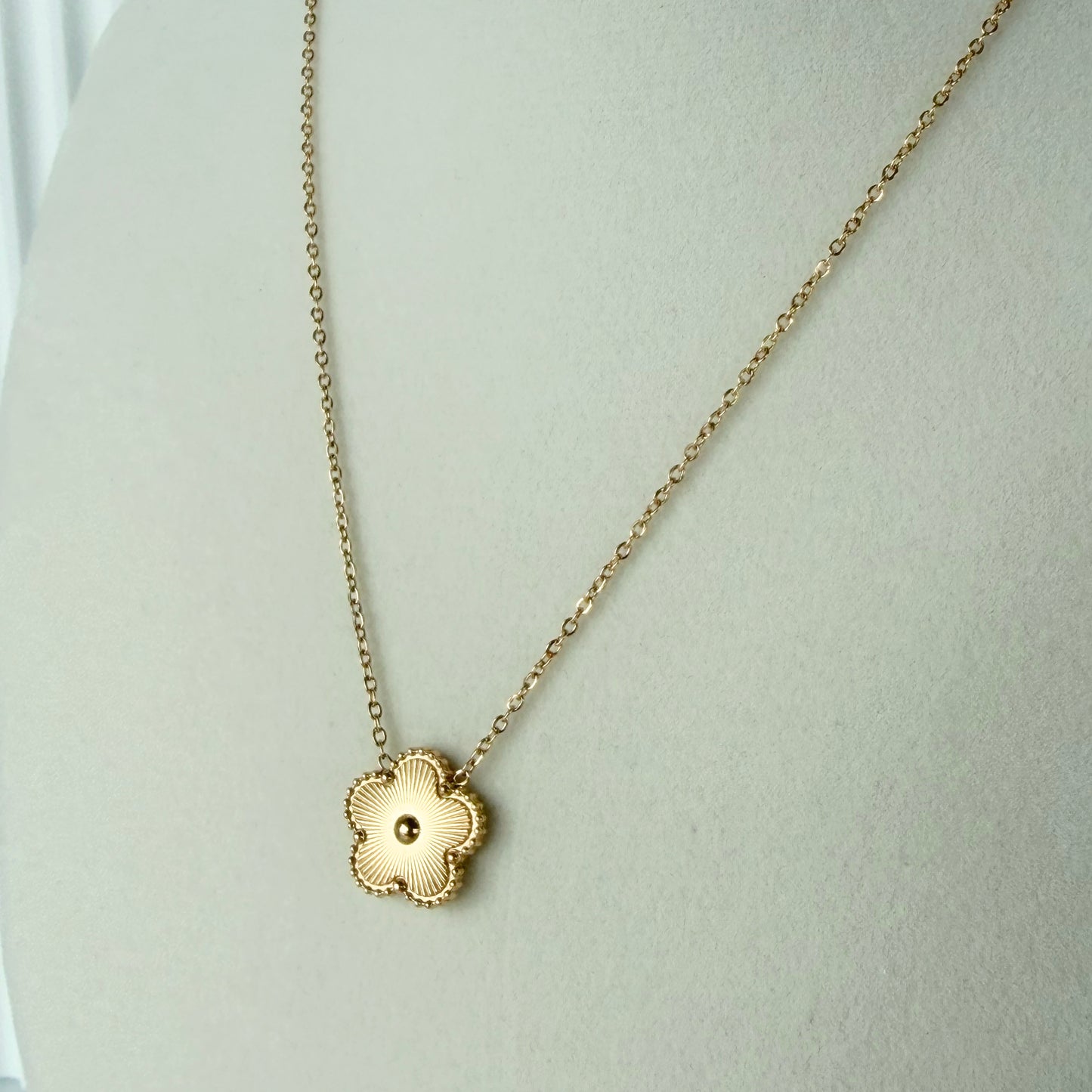 Collar Flor Dorada | Acero Inoxidable Chapado Oro 18K | Ajustable