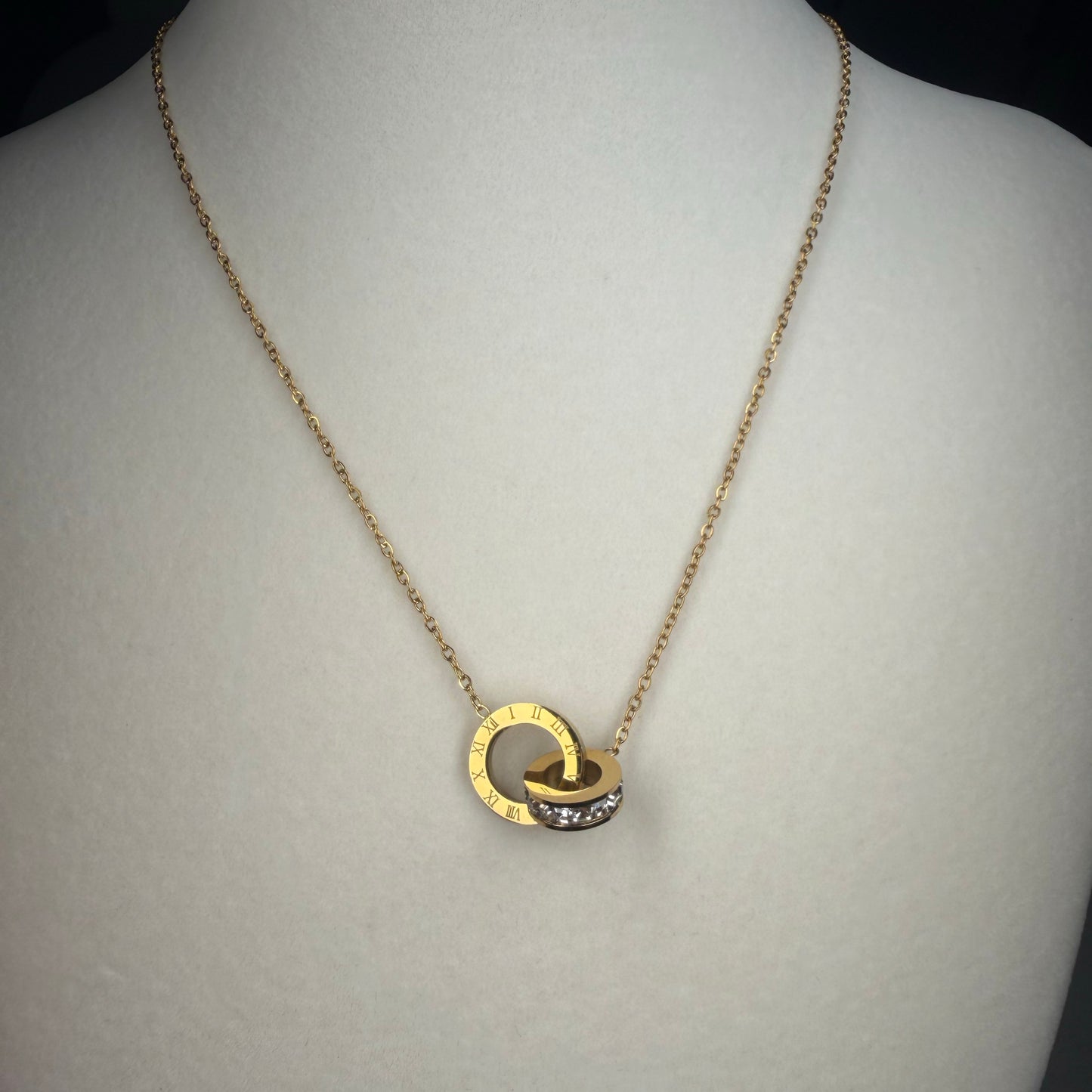 Collar con Dije de Aros con Números Romanos y Zirconias | Acero Inoxidable Chapado PVD en Oro 18K | Ajustable