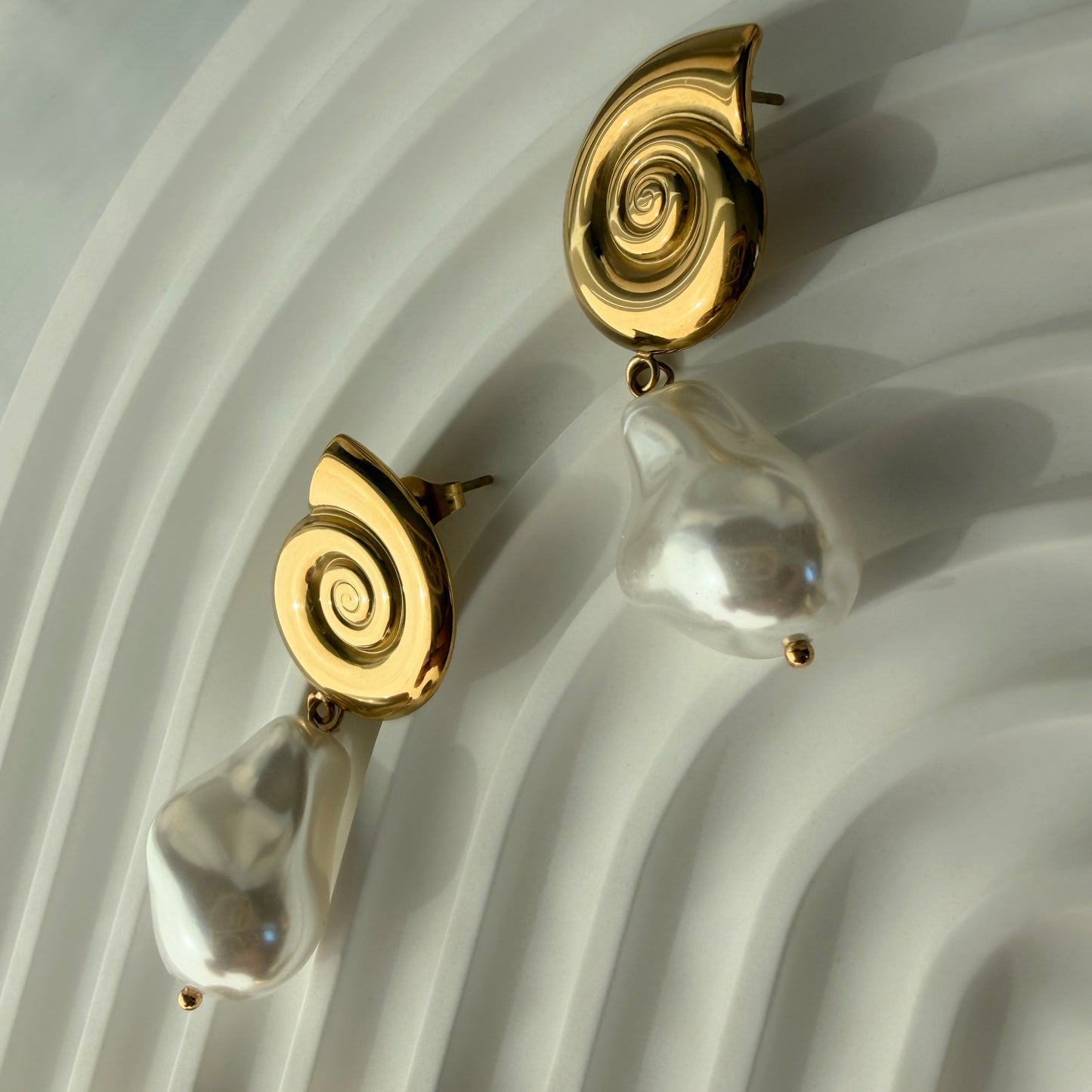 Pendientes Concha y Perla Barroca | Acero Inoxidable Chapado en Oro 18K