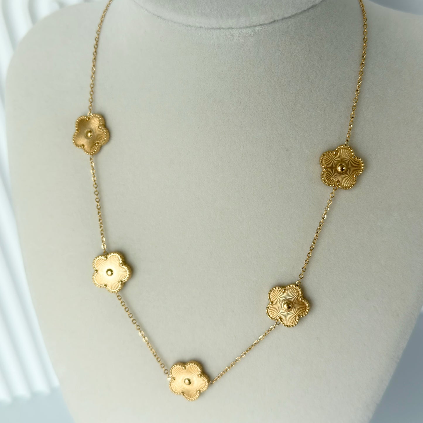 Collar con 5 Dijes de Flores Doradas | Acero Inoxidable Chapado Oro 18K | Ajustable
